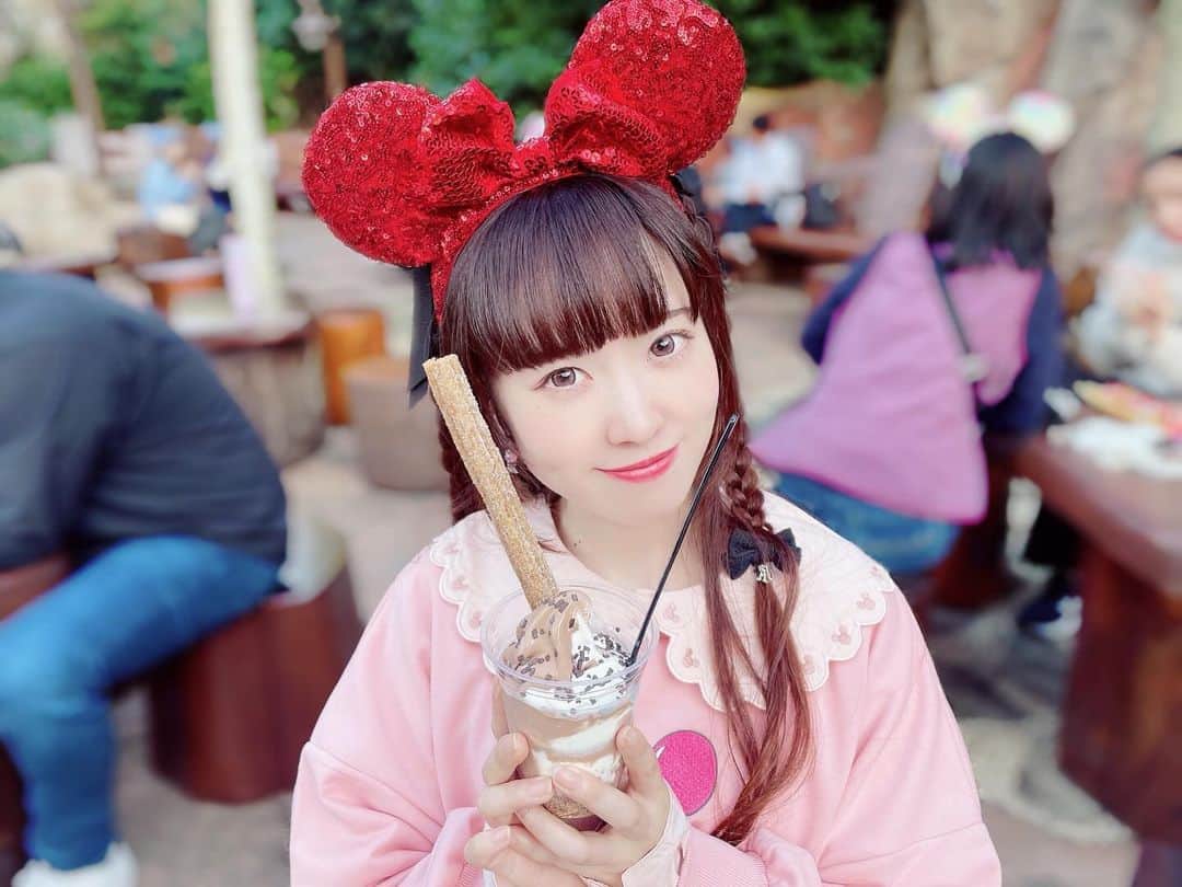 永井杏樹さんのインスタグラム写真 - (永井杏樹Instagram)「クリッターサンデー初めて食べた🤤  #ロリータ #ロリータファッション #lolita #kawaii  #lolitafashion #kawaiifashion #カワスタ #ディズニーコーデ #ディズニーカチューシャ #ディズニー #ディズニーランド #disneyland #クリッターサンデー #永井杏樹 #アイドル #ミルハニ」11月21日 19時41分 - anju914_mh
