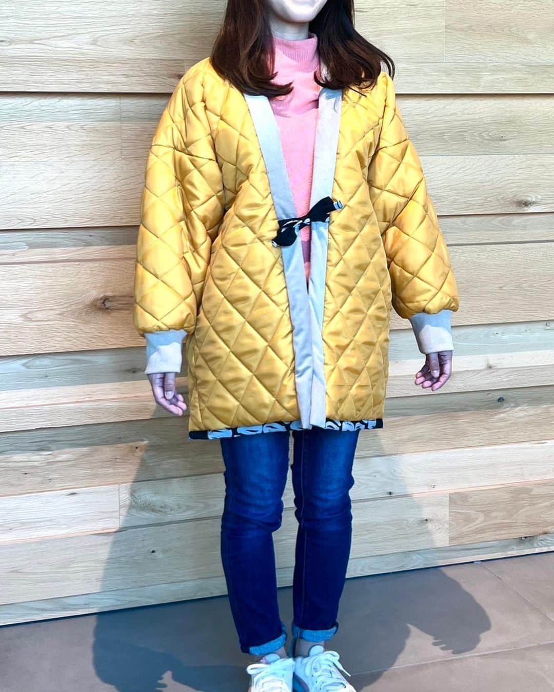 里田まいさんのインスタグラム写真 - (里田まいInstagram)「いよいよ明日発売、リバーシブルハンテン〜  サイズ感、参考にしてください(^^)  こちらはMサイズ。 150cm 女性🙋‍♀️  @the_mine_collection」11月21日 19時47分 - maisatoda_official