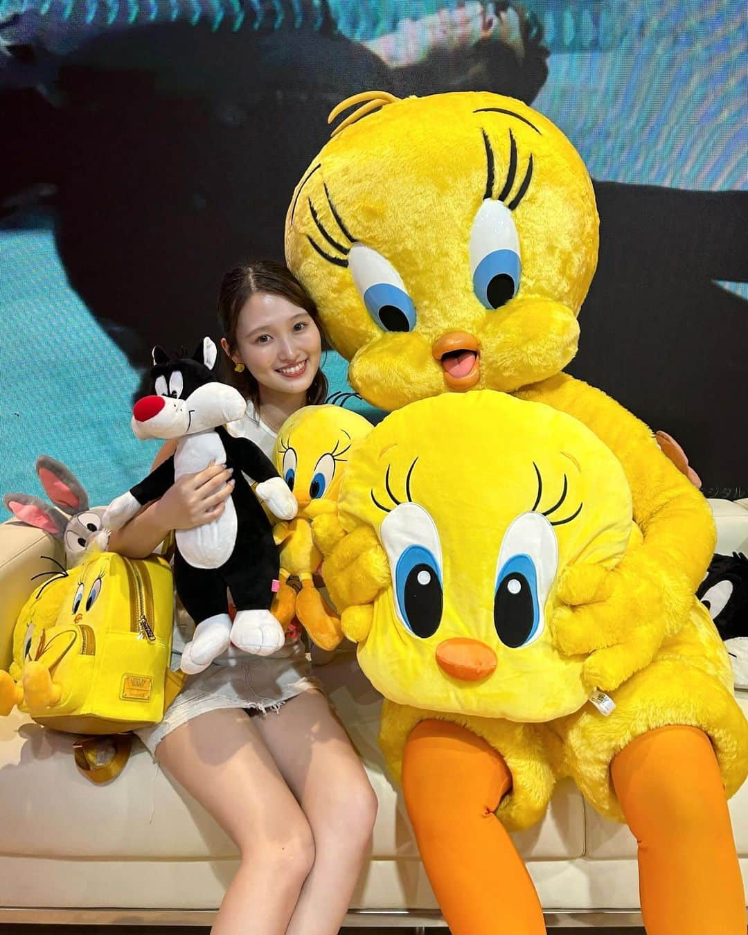 前川歌音さんのインスタグラム写真 - (前川歌音Instagram)「Happy Birthday Tweety🎂 私の大好きなトゥイーティーのお誕生日！ 今年はWBが100周年ということでイベントがあったので会えました🐥 沢山写真撮ってもらえて幸せだった🥹💕  イベントに行った時の動画をYouTubeに載せているのでみてね✨ かなり興奮しておりました笑  #tweety  #トゥイーティー」11月21日 19時43分 - kanon_maekawa