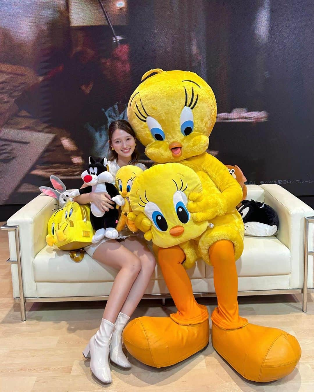 前川歌音さんのインスタグラム写真 - (前川歌音Instagram)「Happy Birthday Tweety🎂 私の大好きなトゥイーティーのお誕生日！ 今年はWBが100周年ということでイベントがあったので会えました🐥 沢山写真撮ってもらえて幸せだった🥹💕  イベントに行った時の動画をYouTubeに載せているのでみてね✨ かなり興奮しておりました笑  #tweety  #トゥイーティー」11月21日 19時43分 - kanon_maekawa