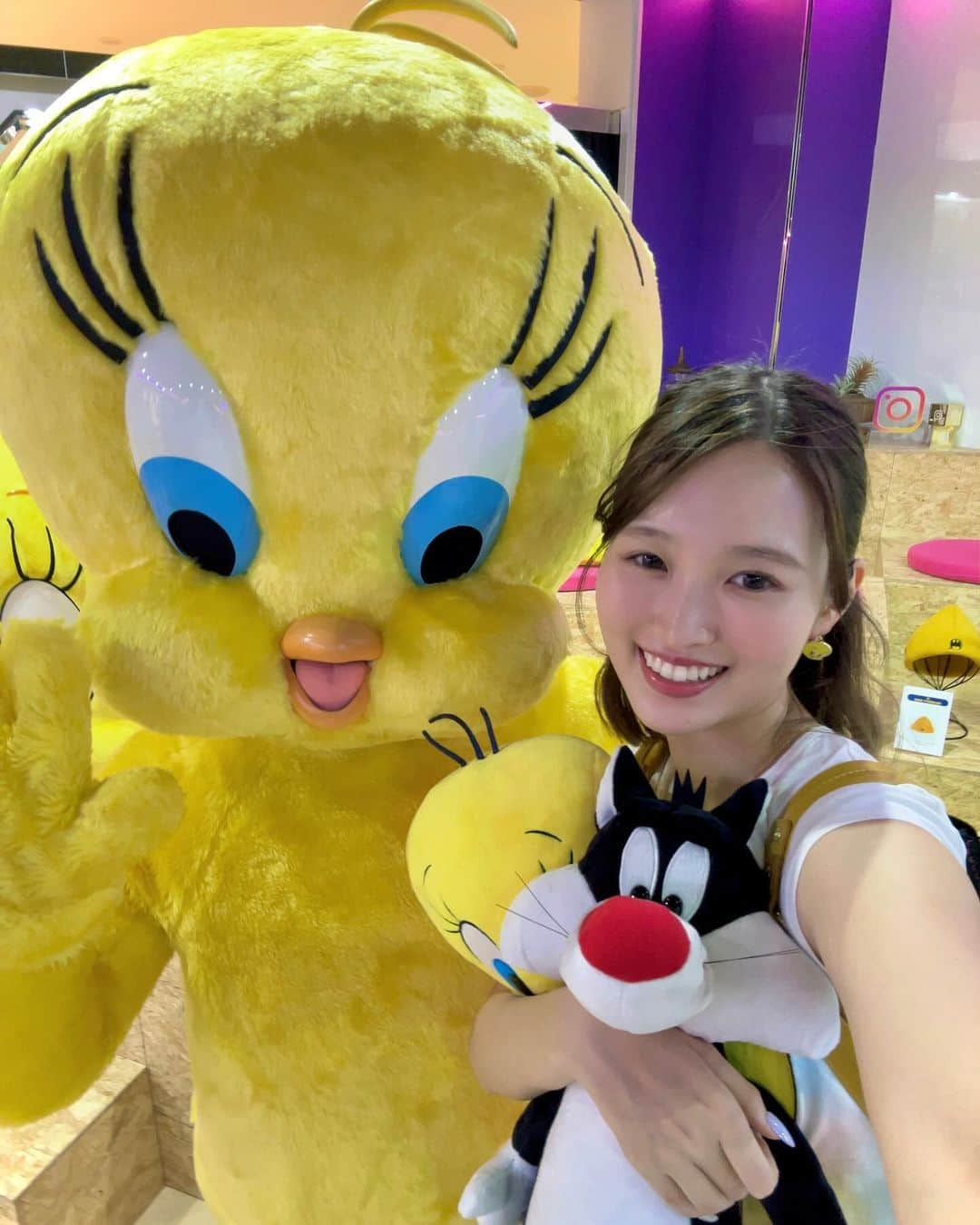 前川歌音さんのインスタグラム写真 - (前川歌音Instagram)「Happy Birthday Tweety🎂 私の大好きなトゥイーティーのお誕生日！ 今年はWBが100周年ということでイベントがあったので会えました🐥 沢山写真撮ってもらえて幸せだった🥹💕  イベントに行った時の動画をYouTubeに載せているのでみてね✨ かなり興奮しておりました笑  #tweety  #トゥイーティー」11月21日 19時43分 - kanon_maekawa