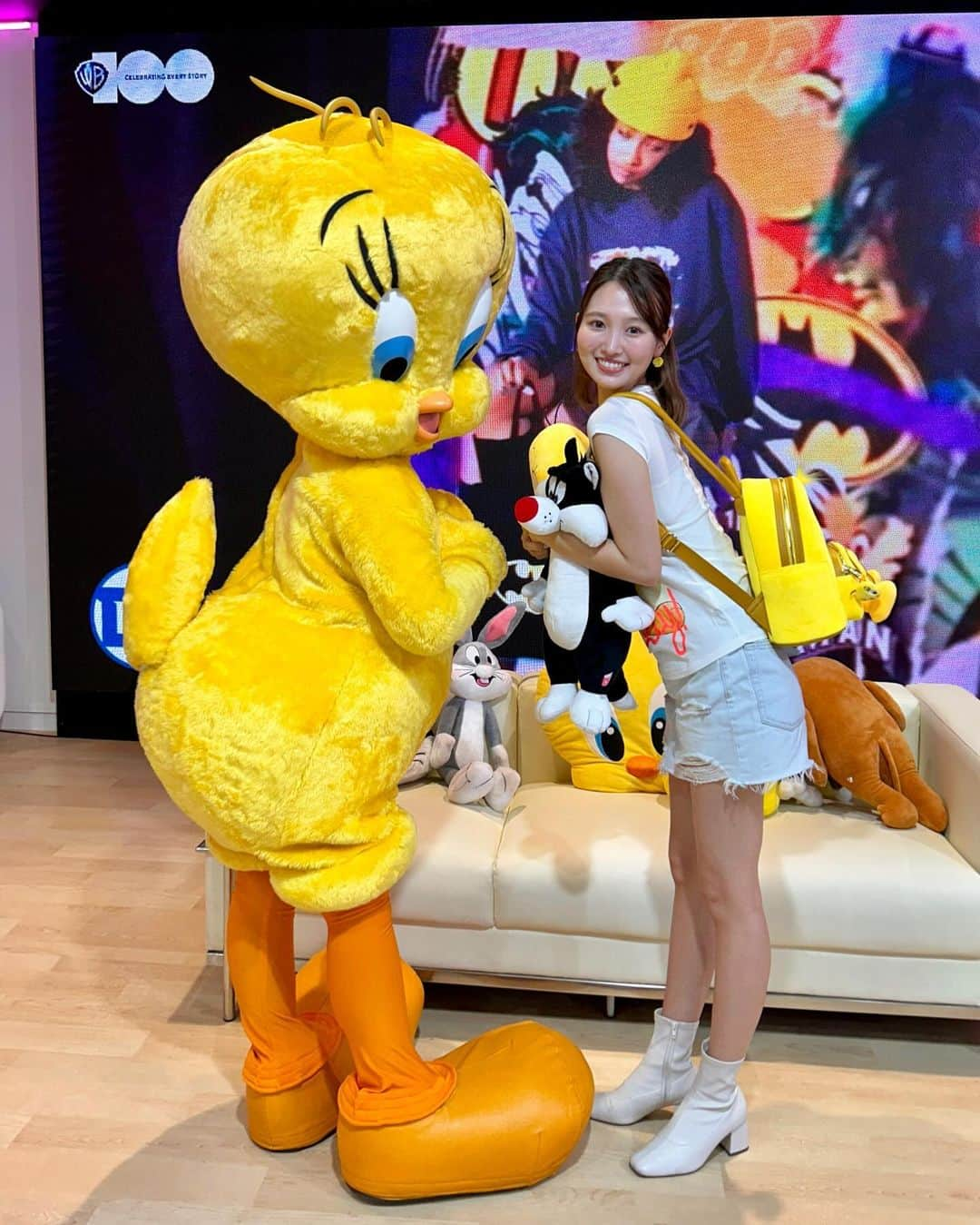 前川歌音さんのインスタグラム写真 - (前川歌音Instagram)「Happy Birthday Tweety🎂 私の大好きなトゥイーティーのお誕生日！ 今年はWBが100周年ということでイベントがあったので会えました🐥 沢山写真撮ってもらえて幸せだった🥹💕  イベントに行った時の動画をYouTubeに載せているのでみてね✨ かなり興奮しておりました笑  #tweety  #トゥイーティー」11月21日 19時43分 - kanon_maekawa