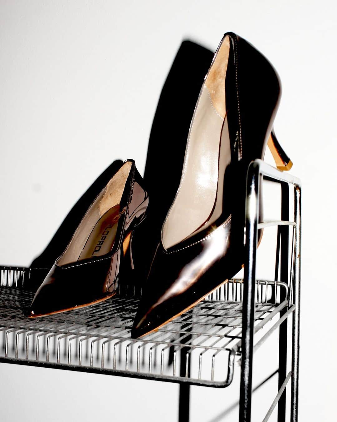 ジャンカルロパオリのインスタグラム：「40% OFF AT CHECKOUT  BLACK WEEK is approaching and with it the opportunity to immerse yourself in the luxury of our women’s shoes, entirely Made in Italy.  GIANCARLOPAOLI.COM」