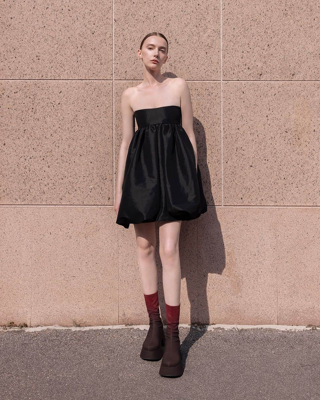 CHARLES & KEITH JAPAN CHARLES & KEITHのインスタグラム：「Redのグラデーションが効いたブーツは、エネルギッシュで大胆な印象を与える。⁠ ベーシックなカラーの服に合わせてブーツが主役のコーディネートを楽しんで。⁠ ⁠ Rubina ルビナ プラットフォームカーフブーツ ⁠ (Article No. CK1-90580180 )⁠ ⁠ #CharlesKeithFW23 ⁠ #チャールズアンドキース」