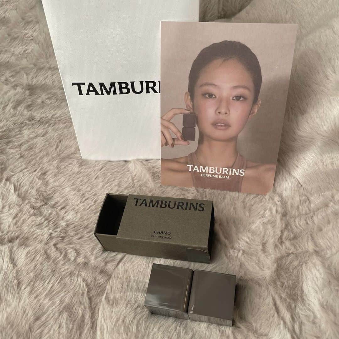 MAYUMIのインスタグラム：「🪨 * @tamburinsofficial * PERFUME BALM / CHAMO * 韓国でタンバリンズの練り香水を購入🩶 甘いカモミールと柔らかいウッドの香り。 * 明洞のLOTTE百貨店本店でget🦾 * #tamburins #perfume」