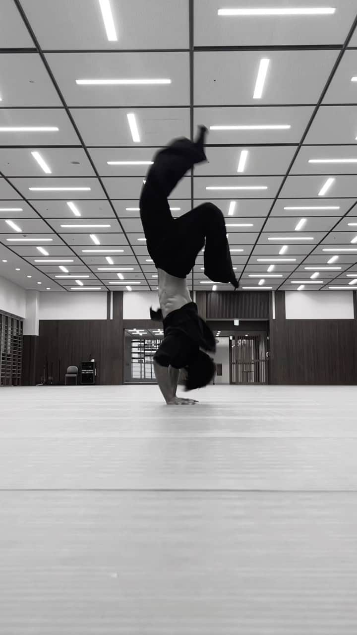 asukaのインスタグラム：「One of my favorite movement using Full gumbi or Back-handspring twist❤️‍🔥  ストーリーで案外反応良かったやつ。 しばらく撮りにいけなそうなので練習動画で妥協🎥  Lectured by @bboy_asuka   If you can master it, let me know in the comments😉   ↓↓↓↓    #dance #breaking #breakdance #bboy #powermove #powermoves #acrobatics #tricking #parkour #gymnastics #movement #capoeira #ブレイキン #超人」