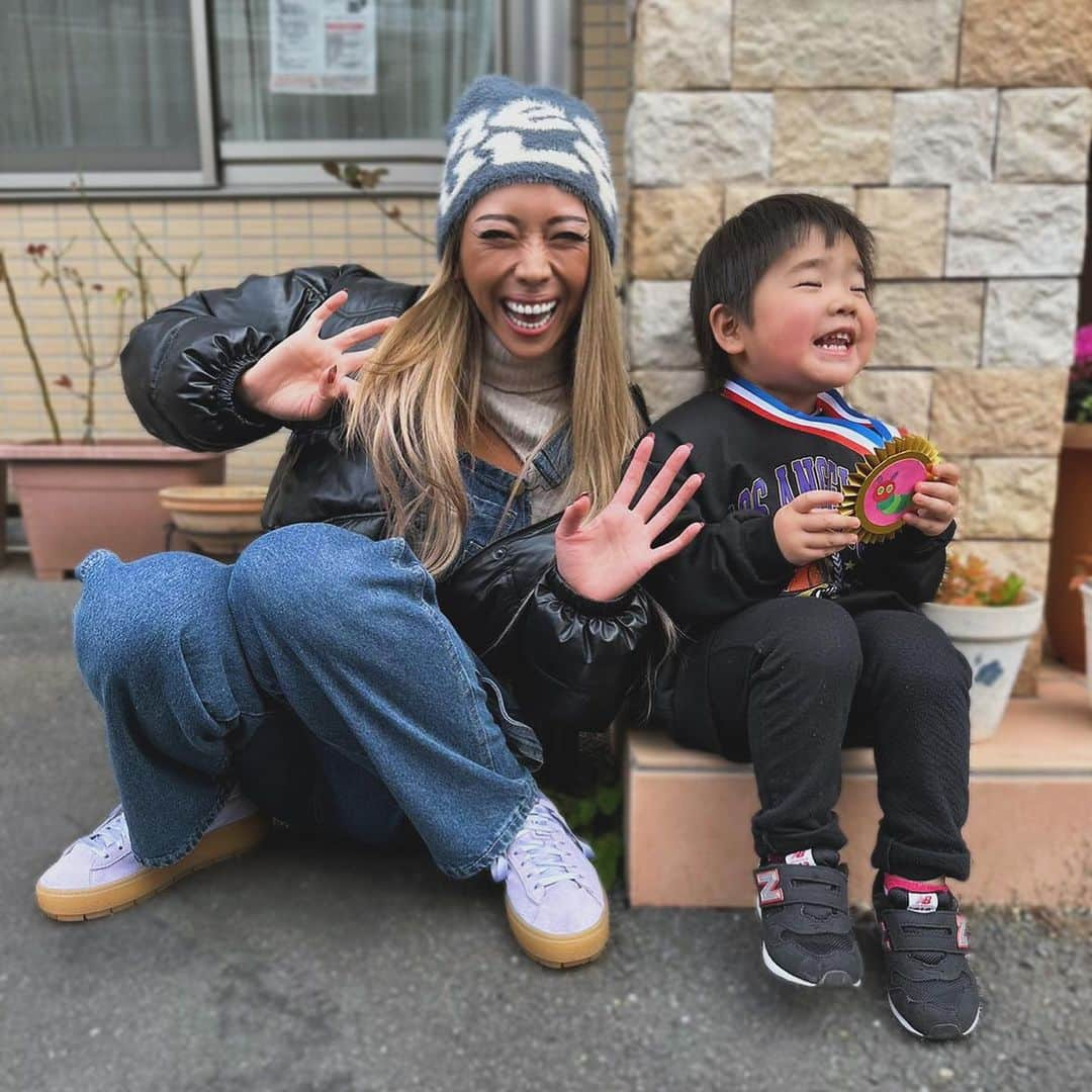 角田麻央さんのインスタグラム写真 - (角田麻央Instagram)「❤️❤️❤️ はじめての運動会、可愛いかったし感動🥹💜 そして保育士さん達、心からリスペクトです🙏🏽 生きてると色んな事があるけれど、 結局のところ息子がいるから七転び八起き 日々成長2023ラストスパートって感じです💪🏽🔥 #今年もあと40日 #今や貴重な2ショット #親子」11月21日 19時48分 - maotsunoda888