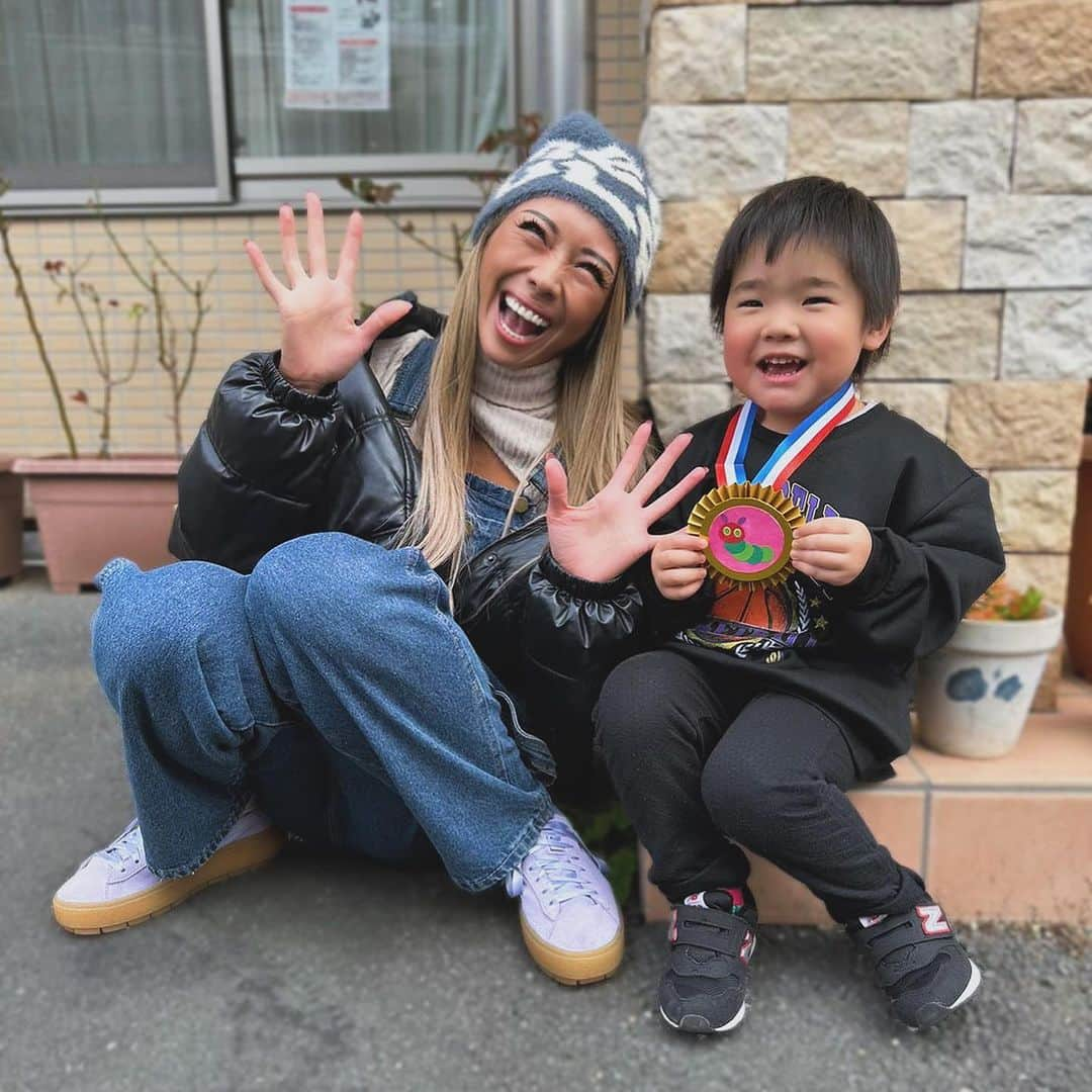 角田麻央さんのインスタグラム写真 - (角田麻央Instagram)「❤️❤️❤️ はじめての運動会、可愛いかったし感動🥹💜 そして保育士さん達、心からリスペクトです🙏🏽 生きてると色んな事があるけれど、 結局のところ息子がいるから七転び八起き 日々成長2023ラストスパートって感じです💪🏽🔥 #今年もあと40日 #今や貴重な2ショット #親子」11月21日 19時48分 - maotsunoda888