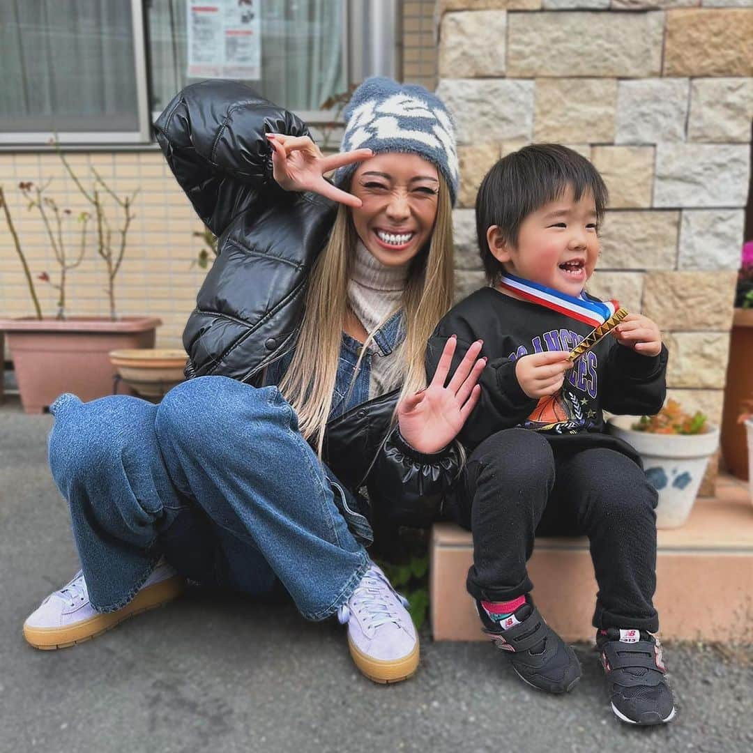 角田麻央さんのインスタグラム写真 - (角田麻央Instagram)「❤️❤️❤️ はじめての運動会、可愛いかったし感動🥹💜 そして保育士さん達、心からリスペクトです🙏🏽 生きてると色んな事があるけれど、 結局のところ息子がいるから七転び八起き 日々成長2023ラストスパートって感じです💪🏽🔥 #今年もあと40日 #今や貴重な2ショット #親子」11月21日 19時48分 - maotsunoda888