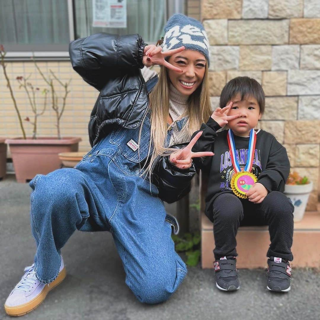 角田麻央さんのインスタグラム写真 - (角田麻央Instagram)「❤️❤️❤️ はじめての運動会、可愛いかったし感動🥹💜 そして保育士さん達、心からリスペクトです🙏🏽 生きてると色んな事があるけれど、 結局のところ息子がいるから七転び八起き 日々成長2023ラストスパートって感じです💪🏽🔥 #今年もあと40日 #今や貴重な2ショット #親子」11月21日 19時48分 - maotsunoda888