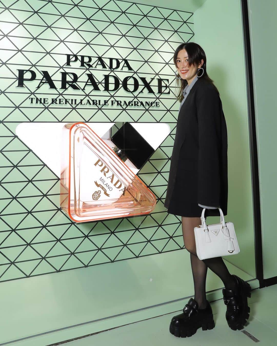 山本優希さんのインスタグラム写真 - (山本優希Instagram)「PRADA beauty TOKYOが表参道にて明日からオープンだよ🖤  アクセサリー感覚で持ち運びたくなるようなアイコニックなデザインのフレグランス”パラドックス"✨  立地も良くて何度でも足を運びたくなる空間🖤  私は真ん中のピンクにしたよ🩷 明日から早速bagに🎵  #PARAdoxe  @prada @pradabeauty  #prada #PradaParadoxe #PradaBeauty #プラダパラドックス #pr」11月21日 19時48分 - yyyukiyy