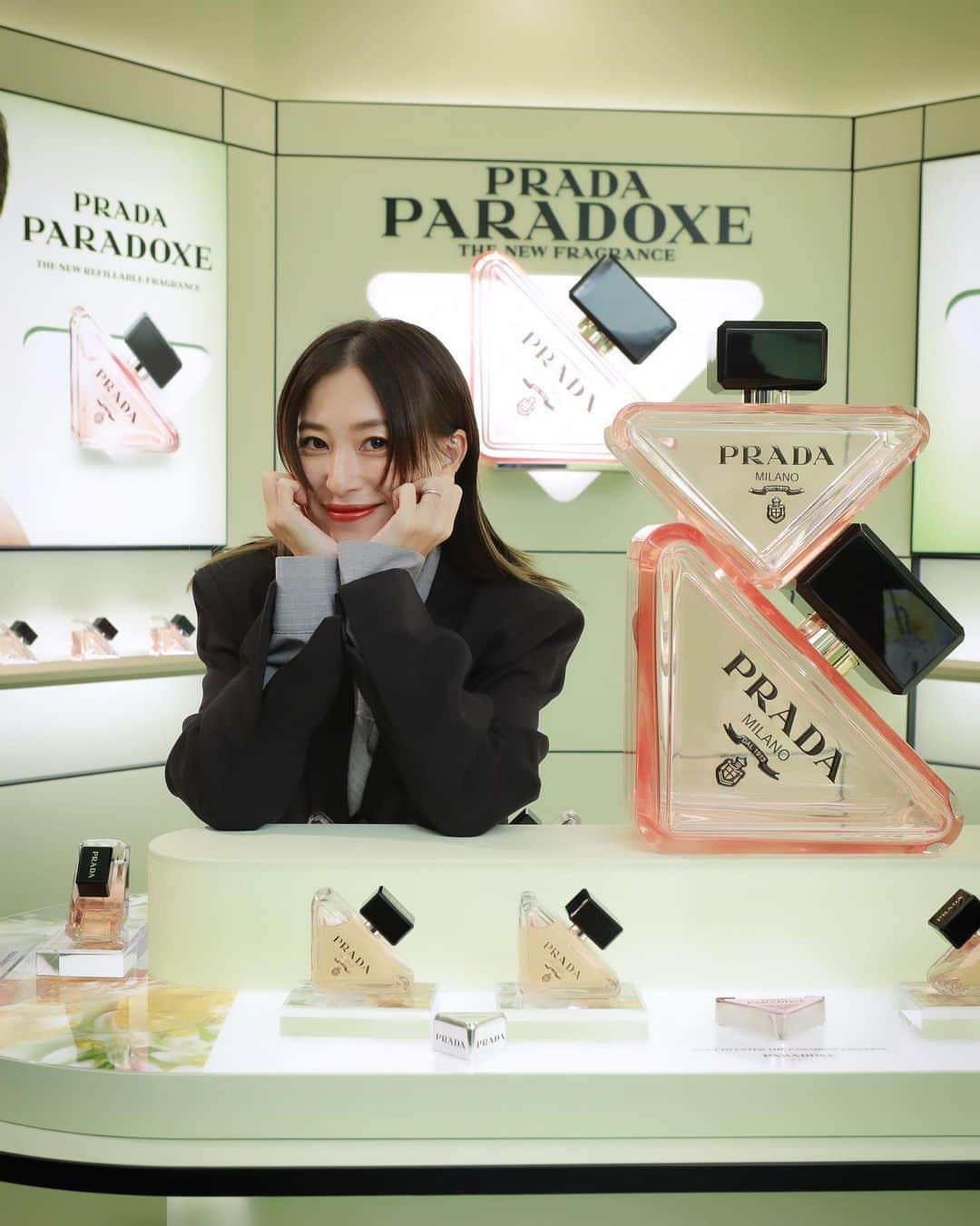 山本優希のインスタグラム：「PRADA beauty TOKYOが表参道にて明日からオープンだよ🖤  アクセサリー感覚で持ち運びたくなるようなアイコニックなデザインのフレグランス”パラドックス"✨  立地も良くて何度でも足を運びたくなる空間🖤  私は真ん中のピンクにしたよ🩷 明日から早速bagに🎵  #PARAdoxe  @prada @pradabeauty  #prada #PradaParadoxe #PradaBeauty #プラダパラドックス #pr」