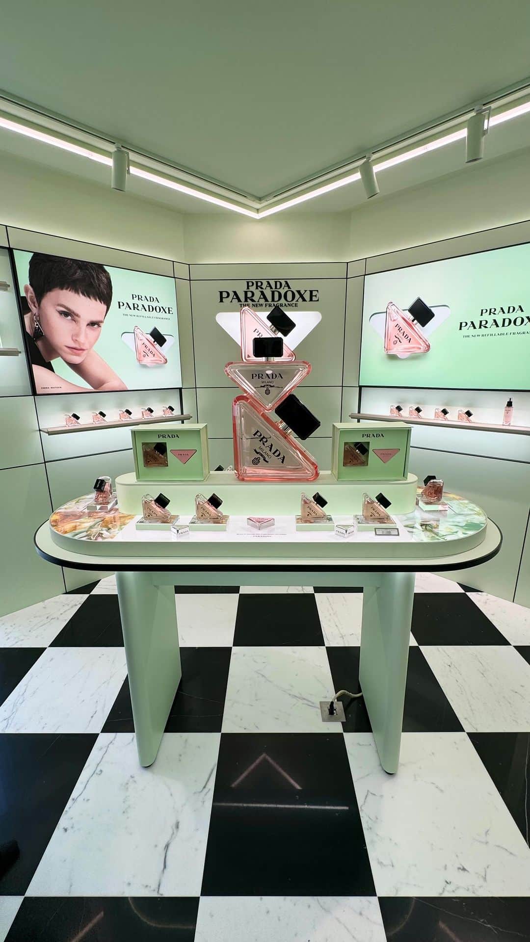 のインスタグラム：「【イベント取材】「プラダ ビューティ（PRADA BEAUTY）」は11月22日、東京・表参道にポップアップストア「プラダ ビューティ トウキョウ」をオープンします。  グリーンとピンクを基調にしたストア内は、新アイコンフレグランス"プラダ パラドックス オーデパルファム"の世界観を表現。センターテーブルや照明までアイコニックな“三角”に👀  注目は、フレグランスのボトルにファッションのパターンをプリントできるサービス！“プラダ パラドックス オーデパルファム”（50mL、90mL）と“インフュージョン ドゥ プラダ”が対象で、特別な1本を手にいれることができます。 さらに、1万1550円以上購入するとケース付きのロゴ入りオリジナルミラーのプレゼントも！  そのほか、オリジナルのギフトボックスやコフレなど、ポップアップストア限定の特別な商品やコンテンツが盛りだくさんとなっています。  （ソーシャルデスク・浅野）  ■「プラダ ビューティ トウキョウ」 日程：11月22日 時間：11:00〜20:00 住所：東京都渋谷区神宮前5-12-1  #プラダビューティ#PRADA BEAUTY #プラダビューティトウキョウ#表参道#フレグランス#香水#パラドックスオーデパルファム」