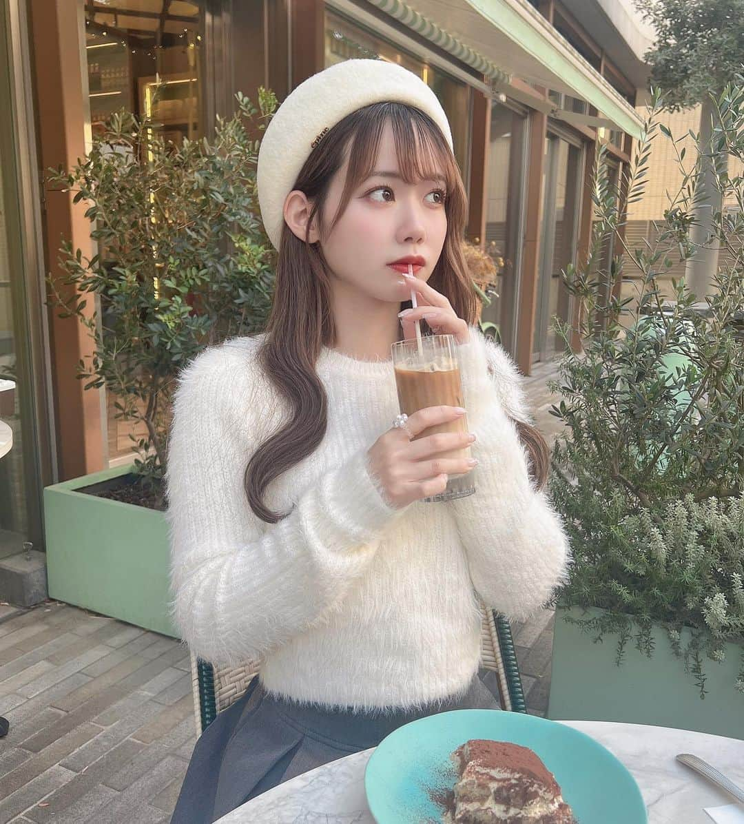 服部有菜さんのインスタグラム写真 - (服部有菜Instagram)「. カフェラテ飲めるようになってから世界変わりました☕️🤍 けどまだミルク多めが好き。。 . . #東京カフェ #表参道カフェ #linastore」11月21日 19時51分 - yuna__0330.48