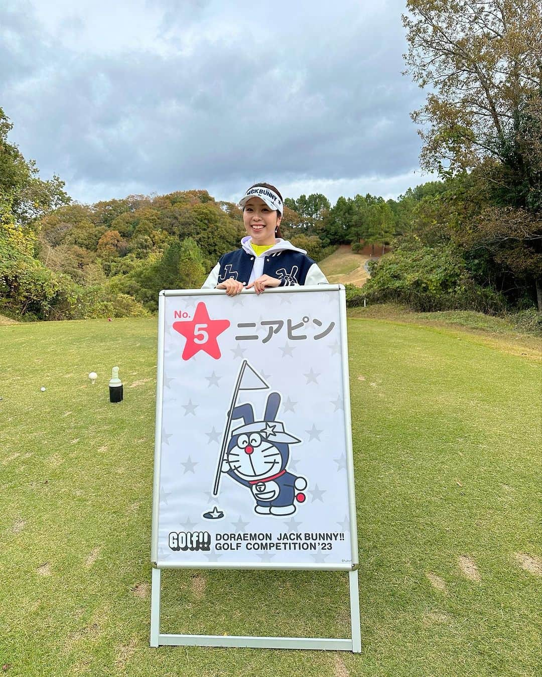 中山綾香さんのインスタグラム写真 - (中山綾香Instagram)「⭐︎ドラえもんカップ2023⭐︎ 今年も参加させて頂きました💙 かなりの極寒でしたが！！ （途中、霙も降ったが🤣） 最高に楽しいイベントになりました🫶 参加者の皆様！お疲れ様でした⭐︎  このドラえもんカップを開催するのに 沢山の用意を仕込んでいるんだな〜 と毎回思います😭💙 スタッフの皆様やゴルフ場の方には 感謝感謝です🙇🏻‍♀️🙏  👗: @jackbunny_official   👠: @newbalancegolf_japan   ✋: @kascogolf   👜: @resurrection_tokyo   .  【ウェアロゴスポンサー様】  💎Ichihara Crane Service 様 💎System Kogaku 様 💎A・Y Project 様 💎Mitsumori Industry 様 .  #ゴルフスイング #jackbunny #ゴルフ女子 #no1grip #nowon #ayproject ##newbalance #ゴルフ #ゴルフ女子 #ゴルフスイング #ゴルフウェア #ゴルフウェア #ゴルフコーデ #ゴルフスイング動画 #ゴルフ好き #ジャックバニー #ニューバランス #PR」11月21日 19時51分 - ayaka.nakayama.japan