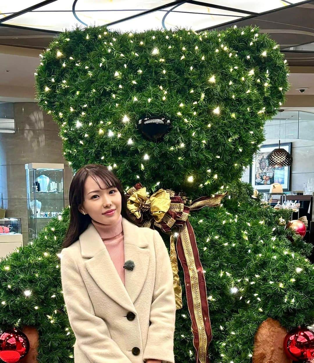 柴田美奈さんのインスタグラム写真 - (柴田美奈Instagram)「取材先に🧸のツリーが🎄 ⁡ 冬の取材用に、タートルネックを10色ほど用意しています。今日は明るい話題だったのでピンクに！」11月21日 19時52分 - mina__shibata