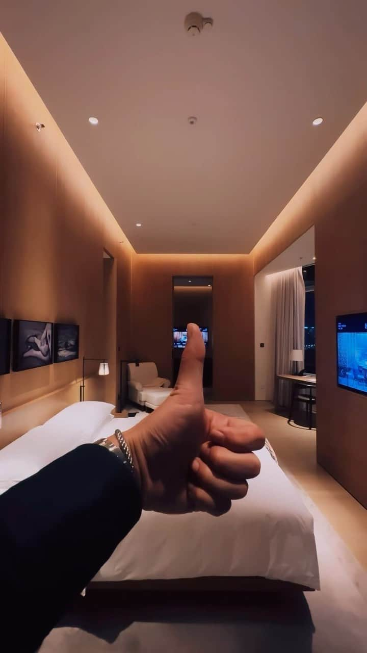 黄皓のインスタグラム：「Edition Shanghaiのsuite roomだいぶいい🔥 昔ながらの建物をリノベした外観に、中はしっかりとEditionの世界観がびっしり。 重厚感とモダンさが融合してていい感じ。  南京東路ど真ん中の神立地（車のアクセスはややしづらい？）。  外灘まで徒歩5分だし夜景散策はまじで最高かも。 後、サービスが神がかり的によい。今まで行ったEditionで1番ちゃんとしてる笑  今回もMarriott bonvoyのポイントで泊まってるからもちろんタダみたいなもんなんだけど、ポイント泊で普通の部屋を取ったけど、チタンメンバーなので無料でアップグレードは最高すぎるのよ。 一般料金だと7泊で、75万円くらいかな。。  MBAカードにしてからまじで出張とか旅行の体験価値爆上がり。  #まじで勝手に宣伝 #prじゃないよ笑」