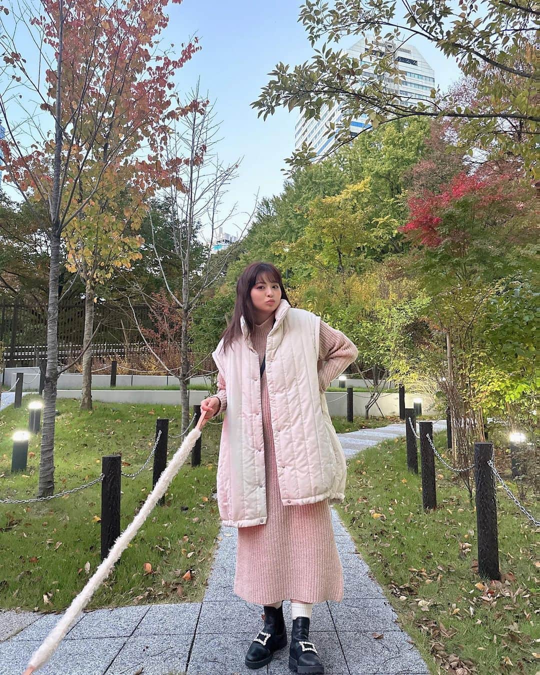 田中優衣さんのインスタグラム写真 - (田中優衣Instagram)「おでんの美味しい季節ですね🍢🍢😋  美味しいおでんを食べる為に ラブくんたちのお散歩で沢山歩いたの。 このリード久しぶりに使ったけど かわいいな〜🐶♡  質問の多かったワンピはベージュもあります◎」11月21日 19時53分 - heisei_8nen