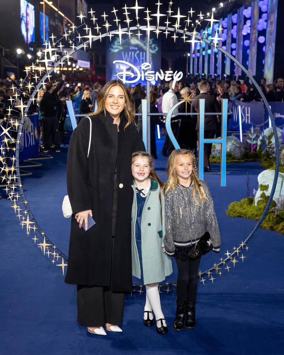 アレクサンドラ・フェルステッドのインスタグラム：「Last night at Disneys new film ‘Wish’ premier ( which was brilliant !) and how beautiful do these girls look? 🥰 Such an amazing celebration of @disneyuk ‘s 100 years !!!! 🪄✨  India asked Margaux her friend from school to come & luckily I love her mummy @louisapreskett 😜 So it was a glorious evening all round full of magic, laughs, popcorn & a couple glasses of champagne! X」