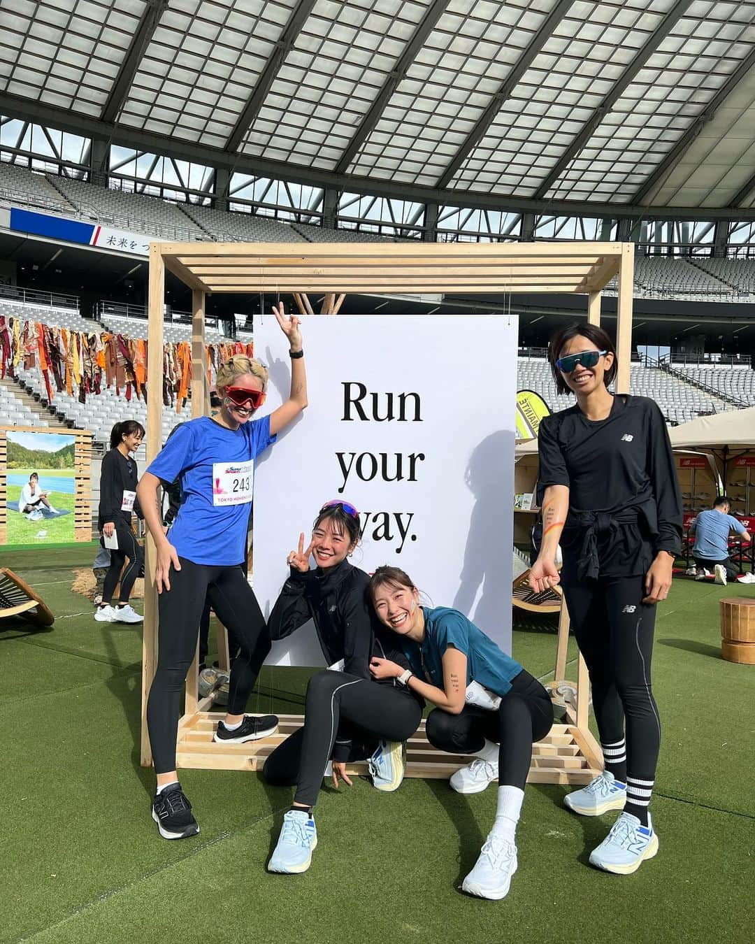 岩崎志保さんのインスタグラム写真 - (岩崎志保Instagram)「それぞれの10km🏃🏼‍♀️🏃🏻🏃🏽‍♂️❤️‍🔥   初開催のTOKYO ROKUTAI FESに参加して 私は朝のOPENING RUN(2km)と TOKYO WOMEN'S RUN(10km)を走ってきました！ レガシーに引き続き同窓会のような雰囲気で友達にたくさん会えて走りながら話せて最高に楽しかった🫶 WOMEN'S RUNではラン後に大好きJuriさんのリカバリーヨガ🧘‍♀️  NewBalanceブースではフェイスペイントとタトゥーシールをして NBランシュのベストな履き方を教えてもらえたり、Hyperfluxでリカバリーしたりと充実したコンテンツで楽しみました♡  自分が走った後はTOKYO 10K、UVER CUPの応援📣 1日を通して同じ10kmでもひとりひとりが自分の目的を持っていて、その目的が十人十色なんだなということを感じた！  年齢も性別も体型も何もかもが関係なくて、目的の正解もなくて、 自分の中で価値を見出していけたらそれでいいんだなと🤍  改めて走ることも、運動することで心も体もニュートラルでハッピーでいられることも感じて胸がいっぱいになりました✨  こういうイベントを通してたくさんの人にこの気持ちを共有していきたいし、私自身も体現していきたい！  #newbalance #ニューバランス #Runyourway #PR #ロクタイ #6耐 #rokutai #womensrun #uvercup #tokyorokutaifes #身体が喜ぶカラダ作り #心も体もニュートラル」11月21日 20時04分 - shihoiwazaki