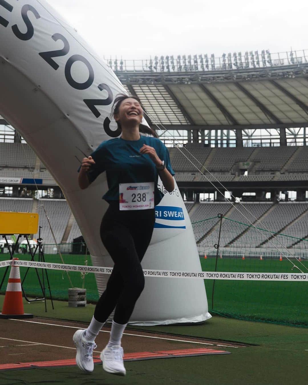 岩崎志保さんのインスタグラム写真 - (岩崎志保Instagram)「それぞれの10km🏃🏼‍♀️🏃🏻🏃🏽‍♂️❤️‍🔥   初開催のTOKYO ROKUTAI FESに参加して 私は朝のOPENING RUN(2km)と TOKYO WOMEN'S RUN(10km)を走ってきました！ レガシーに引き続き同窓会のような雰囲気で友達にたくさん会えて走りながら話せて最高に楽しかった🫶 WOMEN'S RUNではラン後に大好きJuriさんのリカバリーヨガ🧘‍♀️  NewBalanceブースではフェイスペイントとタトゥーシールをして NBランシュのベストな履き方を教えてもらえたり、Hyperfluxでリカバリーしたりと充実したコンテンツで楽しみました♡  自分が走った後はTOKYO 10K、UVER CUPの応援📣 1日を通して同じ10kmでもひとりひとりが自分の目的を持っていて、その目的が十人十色なんだなということを感じた！  年齢も性別も体型も何もかもが関係なくて、目的の正解もなくて、 自分の中で価値を見出していけたらそれでいいんだなと🤍  改めて走ることも、運動することで心も体もニュートラルでハッピーでいられることも感じて胸がいっぱいになりました✨  こういうイベントを通してたくさんの人にこの気持ちを共有していきたいし、私自身も体現していきたい！  #newbalance #ニューバランス #Runyourway #PR #ロクタイ #6耐 #rokutai #womensrun #uvercup #tokyorokutaifes #身体が喜ぶカラダ作り #心も体もニュートラル」11月21日 20時04分 - shihoiwazaki