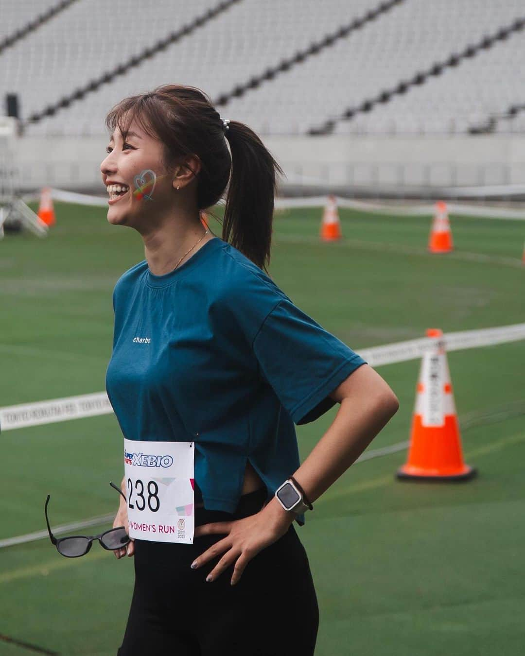 岩崎志保のインスタグラム：「それぞれの10km🏃🏼‍♀️🏃🏻🏃🏽‍♂️❤️‍🔥   初開催のTOKYO ROKUTAI FESに参加して 私は朝のOPENING RUN(2km)と TOKYO WOMEN'S RUN(10km)を走ってきました！ レガシーに引き続き同窓会のような雰囲気で友達にたくさん会えて走りながら話せて最高に楽しかった🫶 WOMEN'S RUNではラン後に大好きJuriさんのリカバリーヨガ🧘‍♀️  NewBalanceブースではフェイスペイントとタトゥーシールをして NBランシュのベストな履き方を教えてもらえたり、Hyperfluxでリカバリーしたりと充実したコンテンツで楽しみました♡  自分が走った後はTOKYO 10K、UVER CUPの応援📣 1日を通して同じ10kmでもひとりひとりが自分の目的を持っていて、その目的が十人十色なんだなということを感じた！  年齢も性別も体型も何もかもが関係なくて、目的の正解もなくて、 自分の中で価値を見出していけたらそれでいいんだなと🤍  改めて走ることも、運動することで心も体もニュートラルでハッピーでいられることも感じて胸がいっぱいになりました✨  こういうイベントを通してたくさんの人にこの気持ちを共有していきたいし、私自身も体現していきたい！  #newbalance #ニューバランス #Runyourway #PR #ロクタイ #6耐 #rokutai #womensrun #uvercup #tokyorokutaifes #身体が喜ぶカラダ作り #心も体もニュートラル」