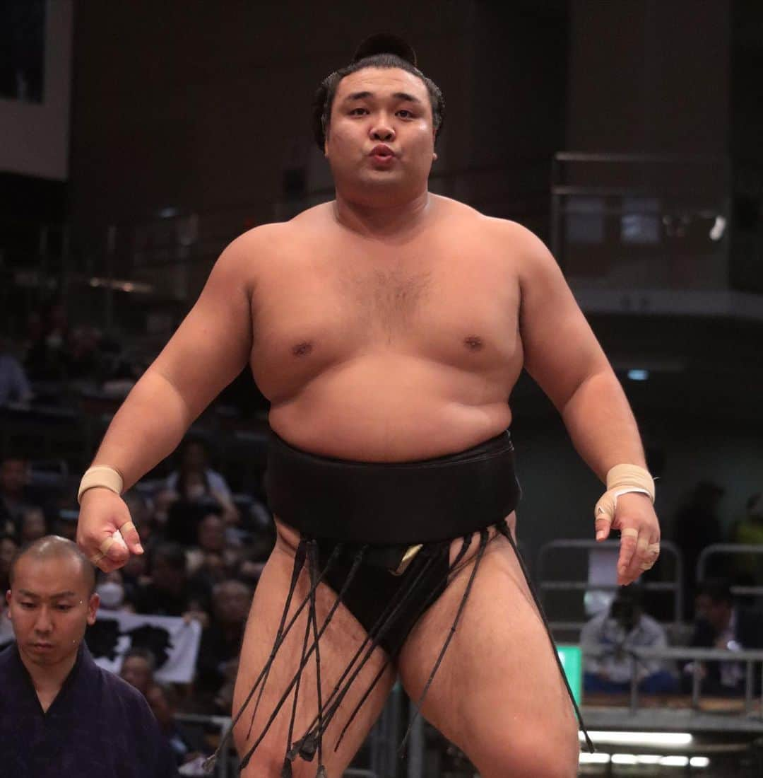 日本相撲協会のインスタグラム：「大相撲九州場所10日目！ 2敗が4人、3敗が6人と混戦模様！  2敗　#霧島　#琴ノ若　#熱海富士　#一山本　 3敗　#貴景勝　#豊昇龍　#翠富士　#竜電　#平戸海　#美ノ海  @sumokyokai  #大相撲 #sumo #相撲 #力士 #お相撲さん #japanphoto #sumowrestlers #japanculture  #九州場所 #11月場所 #十一月場所　#福岡国際センター」