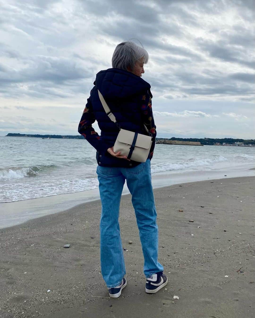 朝倉真弓さんのインスタグラム写真 - (朝倉真弓Instagram)「【本気で好きなバッグ❤️】  偏愛バッグ、またご紹介させてください！ 　　　 　 印象年齢マイナス10歳 《美姿勢＆品格ウォーキング®︎》  インストラクター・朝倉真弓です。  @mayumi_asakura  　　　 たびたび私の写真に登場するガストンルーガのバッグ。  Instagramでご縁をいただき使わせていただいております。  素材は防水素材。  とっても軽くて、お手入れカンタン。  今回は【 スプラッシュクロスボディバッグ】「クラウドクリーム」をご提供いただきました。  このバッグは、スマホ＋αだけ持ち歩きたい気軽なお出かけに最適。  ハンドタオルとお財布、エコバッグなどが余裕で入ります。  背面の、ファスナーとか付いていない気軽に使えるポッケがとっても使いやすい♡  機種にもよるけれど、このポッケにスマホが入ります。  カジュアルな装いにももちろんピッタリですが、ちょっとエレガントな装いのハズしアイテムとしてもおすすめ。  　 ●ブラックフライデーセール開催中！ ●全品25％OFF　 ●期間限定エコギフトトートプレゼント ※数量限定・なくなり次第終了  ●Instagram公式アカウント@gastonluga ●オンラインストア https://bit.ly/gl23mkjp  オンラインストアはストーリーズから飛んでいただけます。  また、私のブログにもっと詳しいレビューを書きました。  プロフィール欄URLよりブログに飛んでみてくださいね！  　 #PR #glbf23 #GastonLuga #ガストンルーガ #バックパック#カバン#バック#スウェーデン」11月21日 19時56分 - mayumi_asakura