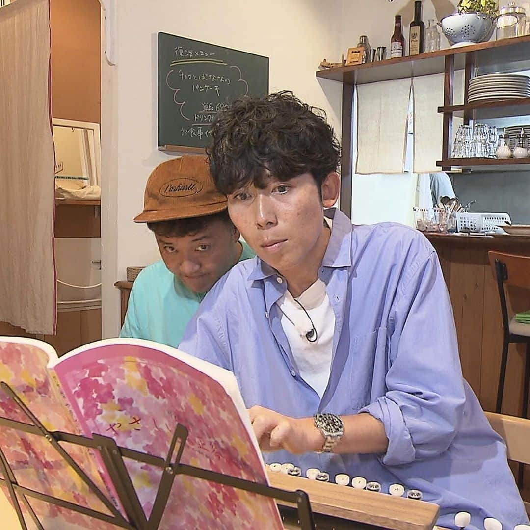 テレビ西日本「ももち浜ストア」さんのインスタグラム写真 - (テレビ西日本「ももち浜ストア」Instagram)「🍽📺 #今日のももち浜ストア  11/21(火)の #パラぶらり では、 #パラシュート部隊 の 斉藤優さん[ @nisijinboy ] と 矢野ぺぺさん[ @nishijinfujisaki ]とスネ～くん🐍が 福津市へお邪魔しました👀✨  ⭐️ ##ももち浜ストアの糟屋エリアPICKUP 🍴 #ももち浜ストアのグルメ特集　 　  🪂キッチンカー Zio burger🪂 【住所】福岡県糟屋郡宇美町宇美5-1-1 JR宇美駅前広場 *社会実験として2024年1月31日まで実施予定 【営業時間】11:00～18:00頃 【定休日】不定休 𝕝𝕟𝕤𝕥𝕒𝕘𝕣𝕒𝕞 @zioburger710   ◆シングルバーガー 800円(税込み) 100%ビーフ/ベーコン/レタス/トマト/チーズ/ソース など 　   　 🪂ほしとタンポポ🪂 【住所】福岡県糟屋郡宇美町宇美4-9-10 【営業時間】10:00頃～18:00頃 【定休日】不定休 国内外のやさしい木のおもちゃが揃うお店  《店主のオススメ》 ◆ダンシングアリゲーター 3300円(税込み)　 　 　  🪂nicottzcafé🪂 【住所】福岡県糟屋郡宇美町宇美4-7-32 【営業時間】11:30～17:00 【定休日】日曜 *営業している場合もあり 宇美駅のそばにある地元の方にも人気のカフェ  《斉藤さんセレクト》 ◆明太子のクリームスパゲティ 800円(税込み)  《ぺぺさんセレクト》 ◆ふわふわシフォンケーキセット(抹茶) 690円(税込み) *ドリンク付き      こちらは 「ももち浜ストア」の公式YouTube でもご覧いただけます📺📼 ⚠️YouTubeにて「ももち浜ストア パラぶらり」で検索🔎 　  📺 #パラぶらり では、 パラシュート部隊の2人がコンビ揃って｢ももち浜ストア｣に出演✨ 毎回ノープランで福岡の72市区町村を巡っています🚶‍♀️ 福岡県内を町ブラしながら、その街の魅力をかるたでＰＲします🎴  ※掲載の情報は全て放送時点での情報です。 提供内容や金額が変更となっている可能性が ございますのでご了承ください。  ＝＝＝＝＝＝＝＝＝ [ももち浜ストア] ▪︎TNC テレビ西日本 ▪︎毎週月-金 9:50〜 『LIVE　福岡』を合言葉に、福岡の旬な出来事を #ももち浜 から さらに早く より楽しく わかりやすくお届けします！ ＝＝＝＝＝＝＝＝＝  #ももち浜ストア #斉藤優 #矢野ペペ #パラシュート部隊 #パラ部 #福岡観光 #福岡旅行 #福岡グルメ #福岡ランチ #宇美町 #宇美町グルメ #福岡キッチンカー #ジオバーガー #福岡ハンバーガー #おもちゃ屋  #福岡カフェ #ニコッツカフェ #nicottzcafé #マジックスネーくん #スネーくん #大正琴」11月21日 19時56分 - momochihamastore8