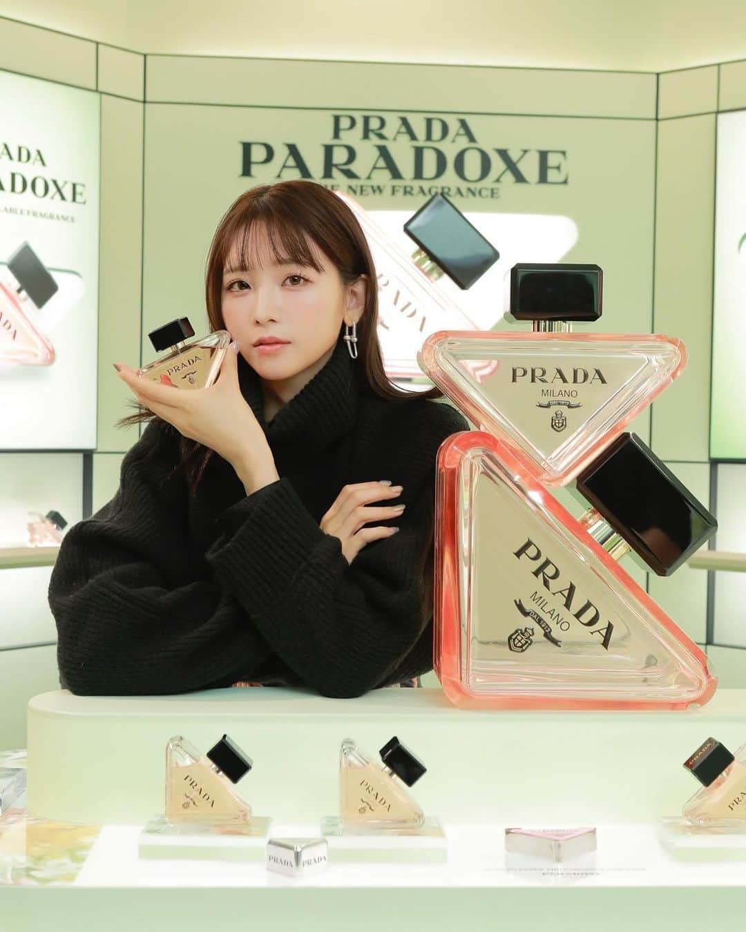 早瀬あやさんのインスタグラム写真 - (早瀬あやInstagram)「明日からオープンのPRADA BEAUTY TOKYOにお邪魔して来ました✭  新作のパラドックスは見た目もかわいくてとってもいい香りでした🫶🏼🖤 購入された方にコンパクトミラーがもらえるみたいです！ 是非いってみてね！  @prada @pradabeauty  #prada #PradaParadoxe #PradaBeauty #プラダパラドックス #pr」11月21日 19時56分 - hayase_aya