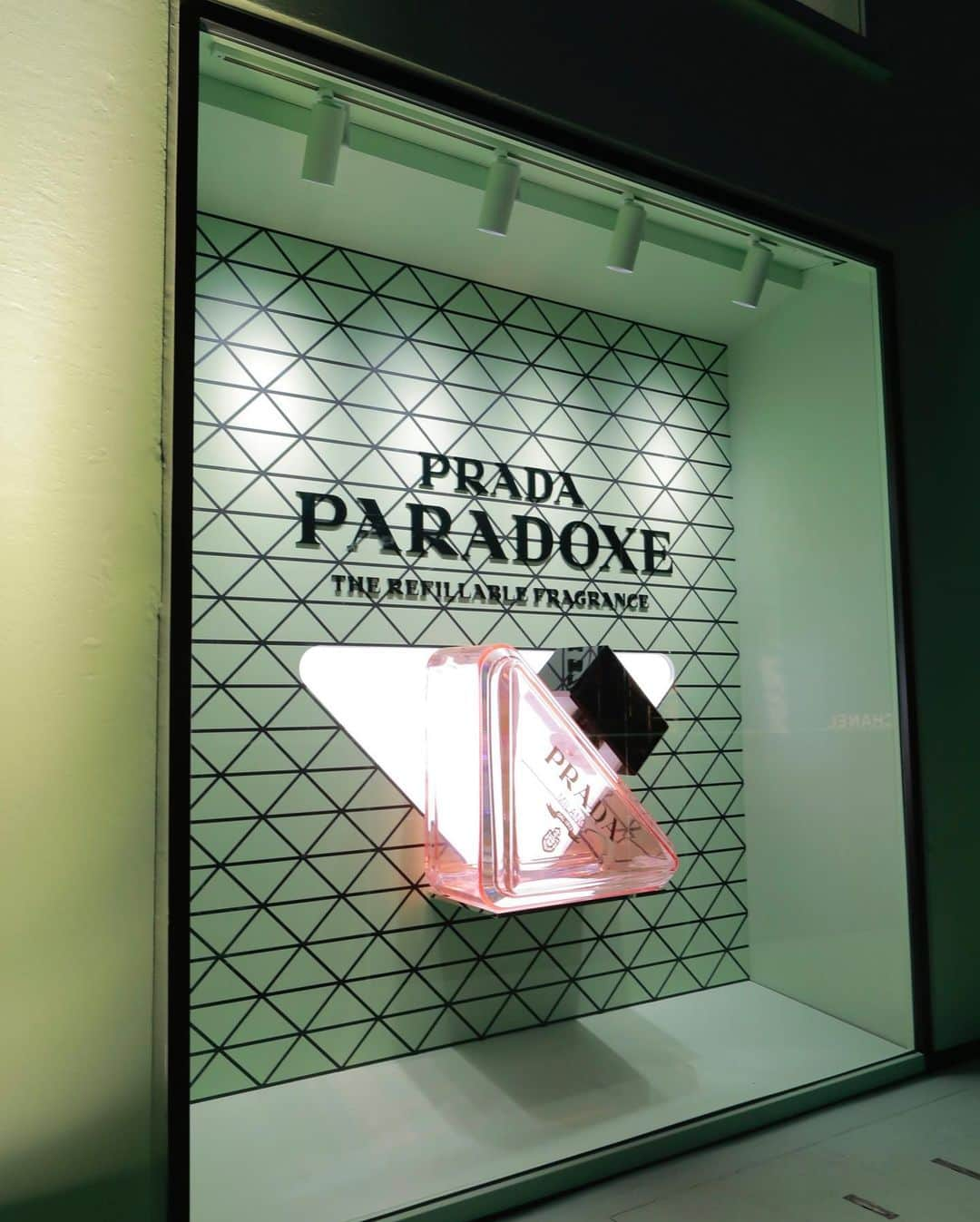 早瀬あやさんのインスタグラム写真 - (早瀬あやInstagram)「明日からオープンのPRADA BEAUTY TOKYOにお邪魔して来ました✭  新作のパラドックスは見た目もかわいくてとってもいい香りでした🫶🏼🖤 購入された方にコンパクトミラーがもらえるみたいです！ 是非いってみてね！  @prada @pradabeauty  #prada #PradaParadoxe #PradaBeauty #プラダパラドックス #pr」11月21日 19時56分 - hayase_aya