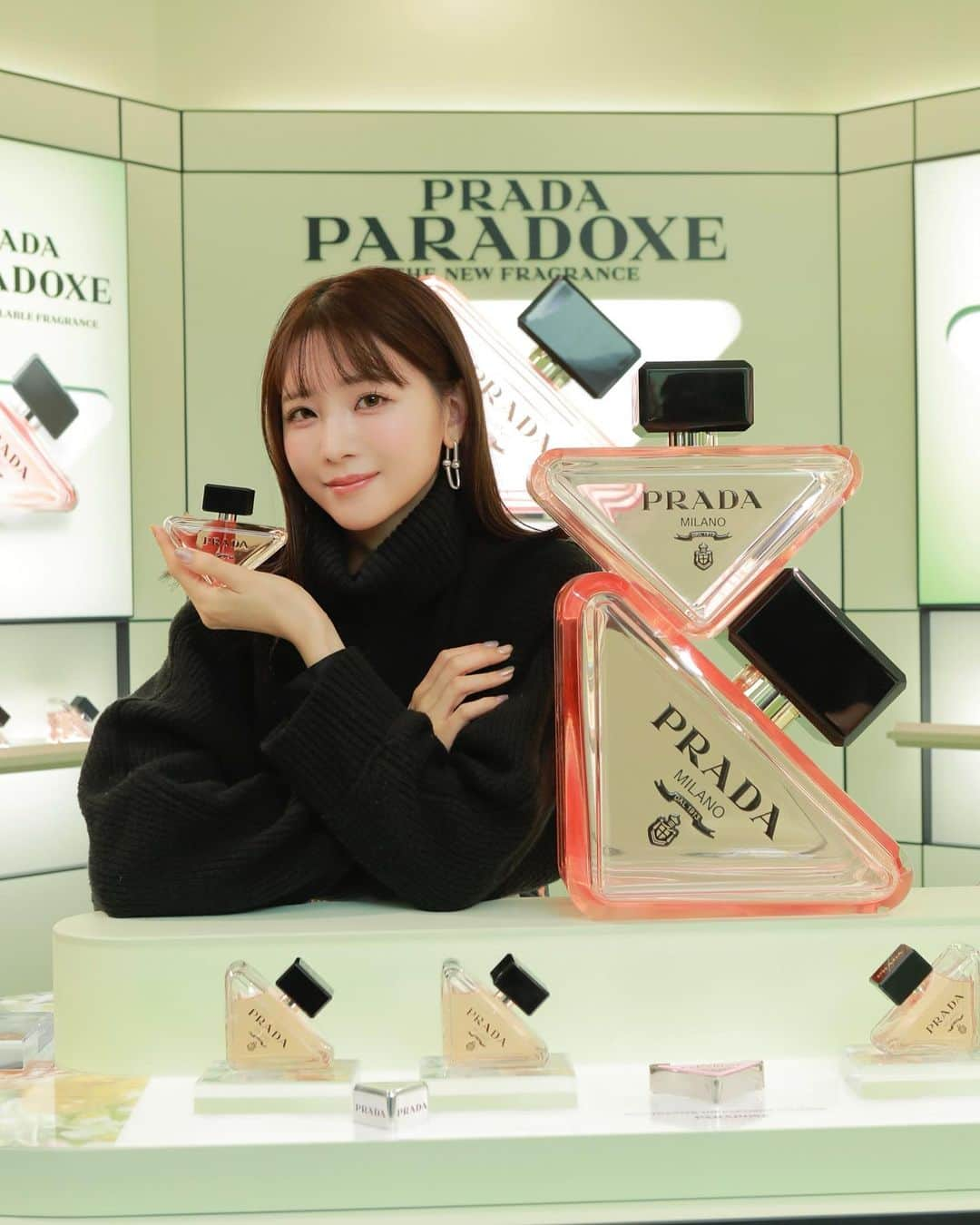 早瀬あやさんのインスタグラム写真 - (早瀬あやInstagram)「明日からオープンのPRADA BEAUTY TOKYOにお邪魔して来ました✭  新作のパラドックスは見た目もかわいくてとってもいい香りでした🫶🏼🖤 購入された方にコンパクトミラーがもらえるみたいです！ 是非いってみてね！  @prada @pradabeauty  #prada #PradaParadoxe #PradaBeauty #プラダパラドックス #pr」11月21日 19時56分 - hayase_aya