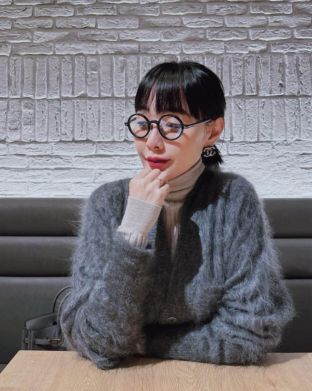 カオルコさんのインスタグラム写真 - (カオルコInstagram)「( ⚯̫ )  らりるれろーがん♪ でもオシャレできるんだ そしたらオフィスで皆が百均で買ったら良かったのにって言ってきた やだね ちなみに視力は1.5  #ootd glasses @tomford  earrings @chanelofficial  knit @toyoboshi  highkneck @blamink.official  #fashion #ヘアメイク @addictionbeauty_official  #mode #メガネ女子 #アラフォー」11月21日 19時57分 - ka_ruk_