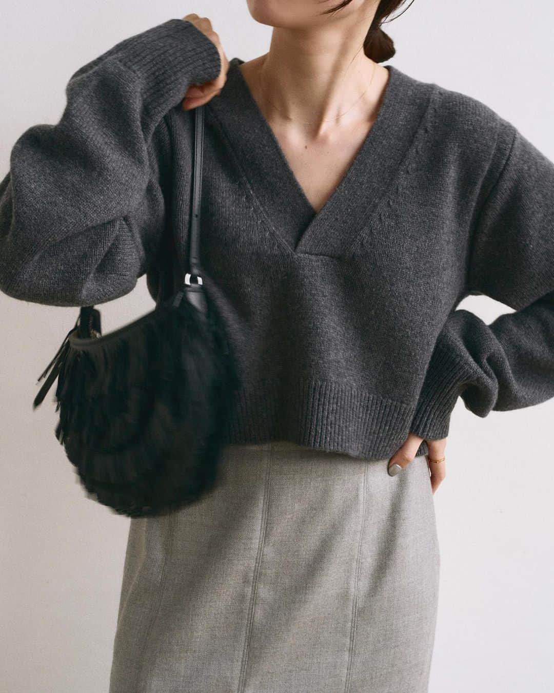 IENAのインスタグラム：「▷NEW STYLE ⁡ シックなカジュアルスタイルは 程よい肌見せや、シルエットで レディな要素をプラスしたい。  ⁡ ——— ⁡ 2/16 wool V/N CROPPED P/O ¥16,500(税込) Size:free Color:グレー,ベージュ No.23080900214040 ⁡ 店舗:入荷済み オンラインストア:準備整い次第発売 ⁡ ⁡ ロングフレアスカート ¥22,000(税込) Size:36,38 Color:グレー,ネイビー No.23060900224040  12月入荷予定 ⁡ ——— ⁡ #iena #iena_23aw #baycrews #baycrewsstore  #fashion #ファッション#秋コーデ」