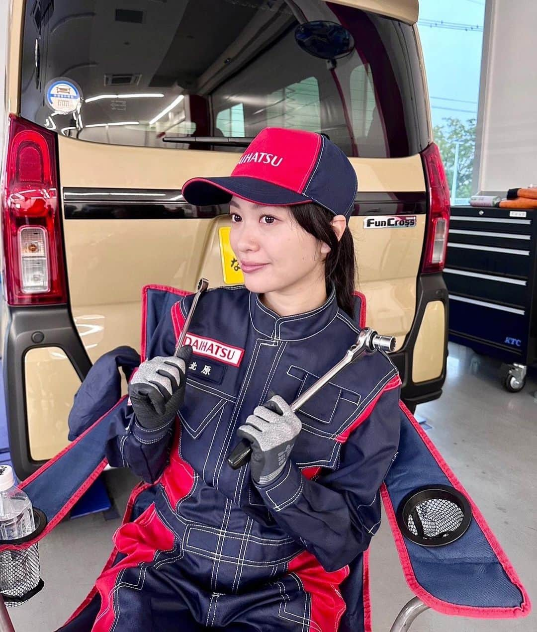 北原里英さんのインスタグラム写真 - (北原里英Instagram)「🚗 東海地方にお住まいの皆さん！ 愛知ダイハツさんの90周年記念CMは 見ていただけましたか？  家族やお友達から見たよー！と連絡がありとても嬉しいです👍🏻 見れない地域の方は、YouTubeでも見られるので ぜひチェックしてみてください！  『北原』の名札付きエンジニア服 本当に嬉しかったし 現場の待機チェアと色見がおそろいで 可愛かったです😂❤️‍🔥  共演した #寺坂頼我 くんと☺︎   #愛知ダイハツ #ダイハツ #daihatsu」11月21日 19時58分 - rie_kitahara_3