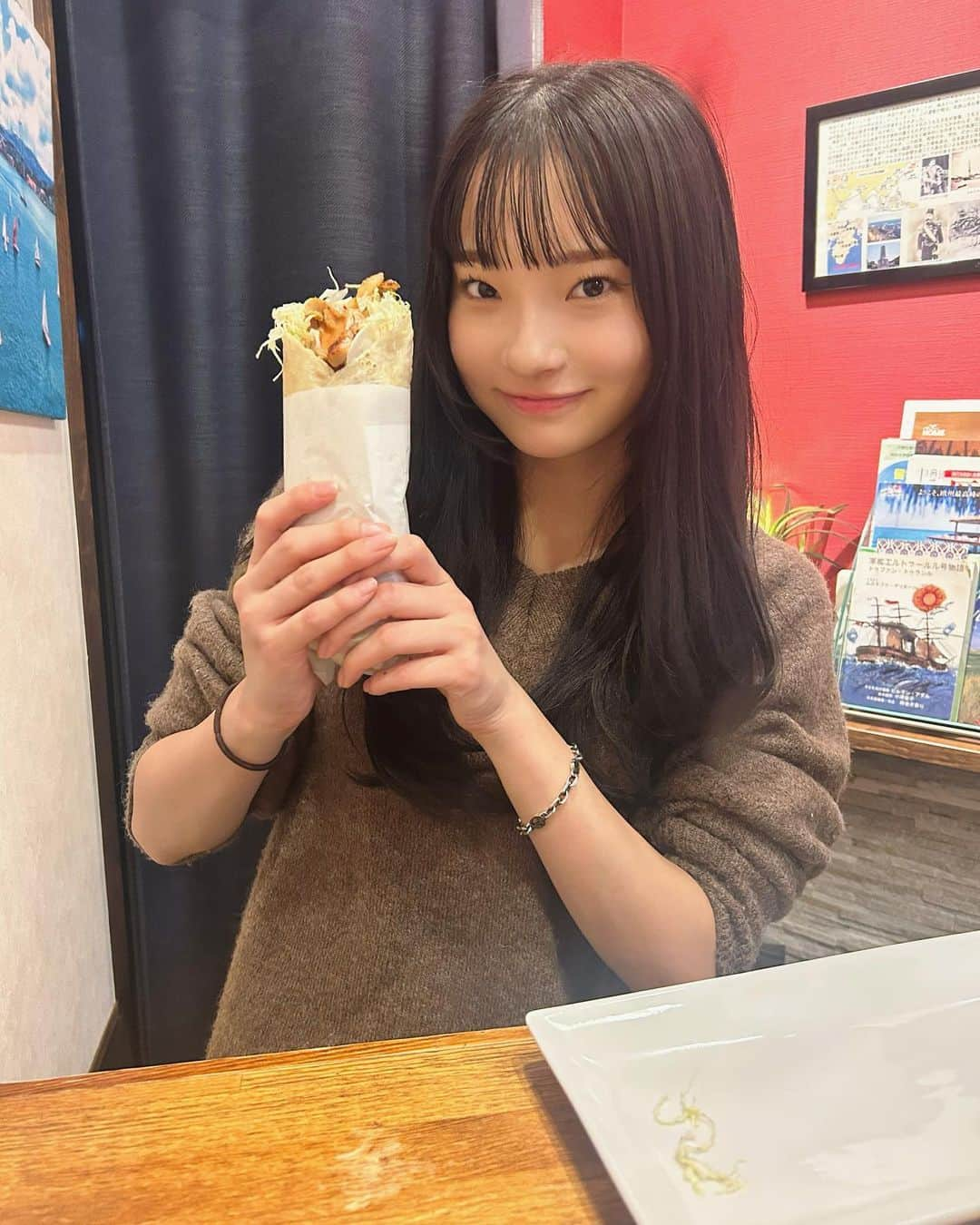 里仲菜月さんのインスタグラム写真 - (里仲菜月Instagram)「おっきいケバブ🥙！」11月21日 19時59分 - natsuki_satonaka