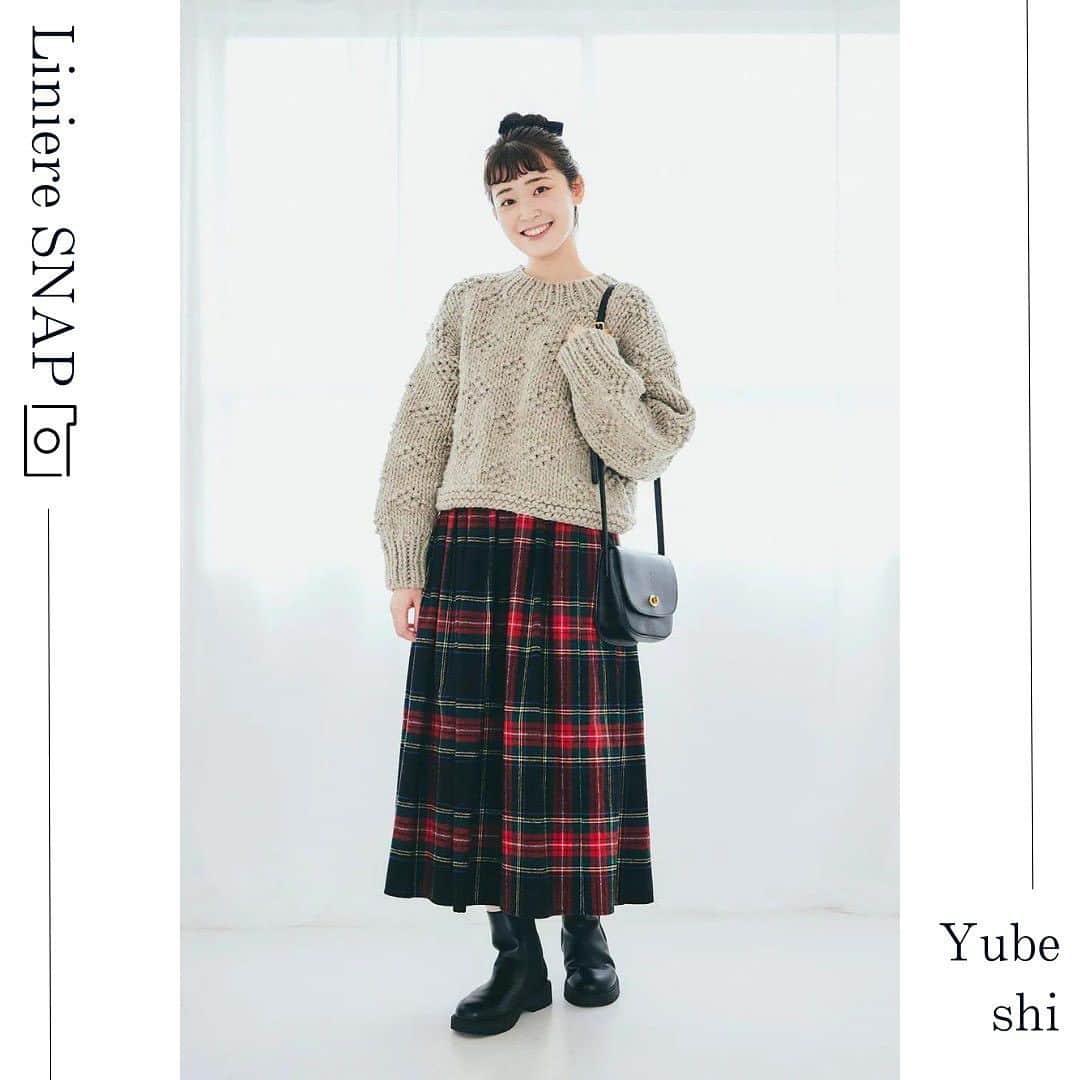 リンネルのインスタグラム：「【 #リンネルおしゃれsnap 】 ほっこり手編みニットがかわいい！本日は、ゆべしさん( @yubeshi._.photo )の素敵な装いをキャッチしました📷  冬らしい赤いタータンチェック柄のスカートを主役に、今季購入したというペルーの手編みニットを合わせた、ゆべしさんらしいコーディネート。 小物は黒で統一しているので、スカートとニットが映えてとっても素敵✨ あったかくてかわいいニットコーデの参考にしてみてくださいね♪  〈アイテム〉 ニット： @k_a_g_u_r_e  スカート： @aranciatobuyer  バッグ： @mimi_berry_england  ブーツ： @uniqlo_jp   - - - - - - - - - - - - - - - - - — - - - - - - — - - - - -   コーディネートについて詳しくは下記URLから… https://liniere.jp/snap/39957/   または、 @liniere_tkj のプロフィール内URLの「SNAP」から検索を！  - - - - - - - - - - - - - - - - - — - - - - - - — - - - - -   #liniere #リンネル #宝島社 #ナチュラル女子 #リンネル女子 #秋冬コーデ #秋冬ファッション #ゆべし #ゆべっこ #ゆべしのくらし #ゆべっこのくらし #かぐれ #オニールオブダブリン #ミミベリー #ユニクロシー #タータンチェック #手編みニット #レザーバッグ #ポコポコニット #お団子ヘア #サイドゴアブーツ」