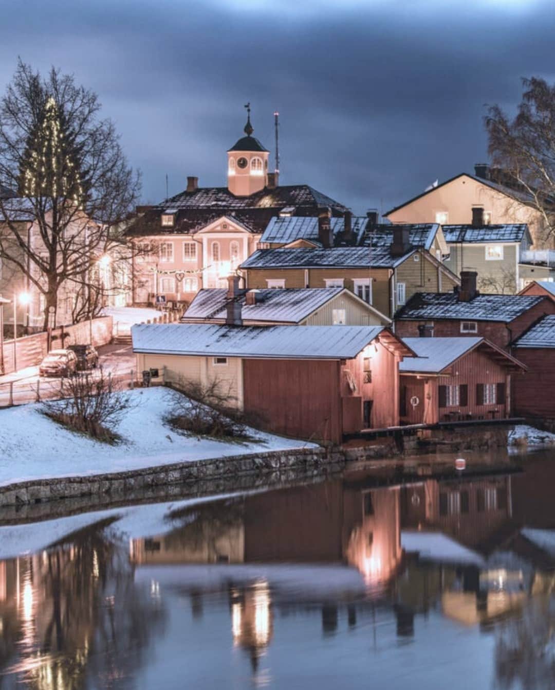 フィンランド政府観光局さんのインスタグラム写真 - (フィンランド政府観光局Instagram)「🎄✨ もうすぐフィンランド各地でクリスマスマーケットが始まります！ ✨🎄 キラキラ光るクリスマスライト、グロギやジンジャーブレッドの香り・・・。なんとも素敵なシーズンです。🎅🤶  クリスマスマーケットでは:  🎁 クリスマスプレゼント: 手工芸品など、大切な人に心を込めて送りたい素敵なクリスマスプレゼントを見つけましょう。  🍽️ クリスマスのごちそう: 心も体も温まるスパイスのきいたグロギやジンジャーブレッドを楽しみましょう。  🎅 サンタクロースに会う: クリスマスマーケットでサンタさんに願い事を伝えましょう。いつも陽気なサンタさんと一緒に記念撮影も忘れずに！  🌟 エンターテインメント: パフォーマンス、民族音楽、さらには現代劇も。クリスマスマーケットはホリデー気分の盛り上がる楽しいエンターテインメント盛りだくさんです。  独特の魅力あふれる小さな町や村のクリスマスマーケットにあえて行ってみるのも楽しいものです。大規模な街のクリスマスマーケットなら、ヘルシンキ、トゥルク、タンペレ、オウルなど、小さな町や村ならストロムフォース（Strömfors）やビルナス（Billnäs）などの鉄工所の村やポルヴォーやラウマなど木造建築の旧市街など、それぞれに特徴のあるクリスマスマーケット、このシーズンにフィンランド旅行を計画中の方は、ぜひお楽しみください！  📸: Billnäs Ironworks Village, Visit Porvoo, Elmer Elo  #visitfinland #ourfinland #visitfinlandjp #finland #北欧旅行 #travelgram #フィンランド #フィンランド政府観光局 #北欧 #travel #instatravel #travel #travelgram #travelling #traveler #旅したくなるフォト #旅行 #旅 #海外旅行 #travelphotography #旅行大好き #旅行好き #旅スタグラム #旅好き #ヨーロッパ旅行 #旅に出たい #トラベル #クリスマス #クリスマスマーケット」11月21日 20時00分 - visitfinlandjapan