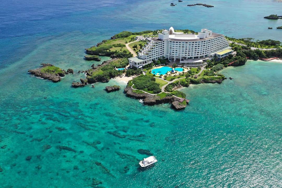 ANAインターコンチネンタルホテル東京のインスタグラム：「\ 11/25まで沖縄ホテルセール / 春先までのお休みが決まったら、暖かい気候の沖縄へ。  @ana.ic.manza.beach.resort と @ana_ic_ishigaki_resort の沖縄2軒のインターコンチネンタルでは、感謝祭セール・リターンズを開催中！ 「ありがとう」の気持ちがつまったこのメガセールでは、ホテル料金最大39％（サンキュー）OFF＋朝食無料という、今年最大のオファーを提供中です。今回は全客室カテゴリーが対象。沖縄旅行をお得に、春先まで過ごしやすい気候の南国リゾートで極上の休日を。11/25（土）23:30まで。 詳細・ご予約は各ホテルアカウントのプロフィールリンクから。  🌟🏖️ Final Call for Okinawa InterContinental's Flash Sale! 🏖️🌟  Don't miss the biggest offer of the year at @ana.ic.manza.beach.resort and @ana_ic_ishigaki_resort Enjoy up to 39% off on all room categories, plus complimentary breakfast to start your day in paradise. 🍳🌅  Imagine yourself relaxing in a tropical resort, basking in the pleasant Okinawan weather that lasts until early spring. 🌴☀️ This is your chance to save on a dream holiday in Okinawa!  ⏰ Hurry, this offer ends at 11:30 pm on Saturday, 11/25. Book now by visiting your preferred hotel's account!  #ANAインターコンチネンタル石垣リゾート #ANAインターコンチネンタル万座ビーチリゾート #ANAInterContinentalIshigakiResort #ANAInterContinentalManzaBeachResort」