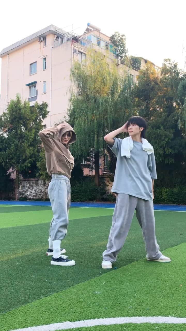 Way Vのインスタグラム：「-Do you know each other?  -UNFORTUNATELY, we know.  #XIAOJUN #肖俊 #샤오쥔 #HENDERY #黄冠亨#헨드리  #WayV #威神V  #PoppinLove #心动预告  #OnMyYouth  #WayV_OnMyYouth」