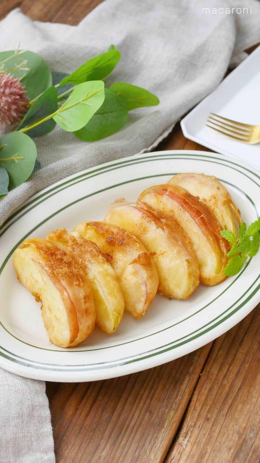 macaroniのインスタグラム：「ホットケーキミックスでカリふわ🍎「#りんごのフリッター」このレシピのポイントは↓の投稿文をチェックしてくださいね✨   ---------------------------------- ✍️このレシピのポイントは…   ✔️表面はカリっと、中はふんわりジューシー🍎 ✔️ホットケーキミックスで簡単✨ ✔️おやつにぴったり😊 ----------------------------------    ご質問はお気軽にコメント欄にどうぞ😊⁠ macaroni の料理家が⁣返信いたします👩‍🍳✨⁠  「保存」をしておくと、レシピを見返すときに便利👏 おいしそうと思った方は「いいね」で教えてね💞  ■調理時間：15分  ■材料（4人分) ・りんご：1個 ・ホットケーキミックス：150g ・牛乳：200cc ・サラダ油：適量  ＜トッピング＞ ・シナモンパウダー：適量  ■作り方 1. りんごは芯を除き、皮付きのまま12等分にします。 2. ホットケーキミックスと牛乳を混ぜ合わせ、①のりんごをくぐらせます。 3. 鍋にサラダ油を入れて170℃に熱し、②を入れてうっすらと色がつくまで揚げます。 4. 油を切って器に盛り付け、シナモンをトッピングしたら完成です。  ■コツ・ポイント ・油は170℃の中温で揚げることで中まで火が通ります。 ・揚げている最中はあまり触らずに浮かんできたら裏返してください。 ・シナモンはお好みの量をかけてください。  #macaroniレシピ #おうちごはん #おうちカフェ #お家カフェ #おうちcafe #うちカフェ #うちcafe #スイーツ #おやつ #おかし #お菓子 #3時のおやつ #おやつの時間 #おやつ作り #おやつタイム #手作りお菓子 #手作りおやつ #おうちおやつ #今日のおやつ #手作りスイーツ #お菓子作り #手づくりおやつ #おやつ時間 #りんご #りんごレシピ #フリッター #りんごおやつ」