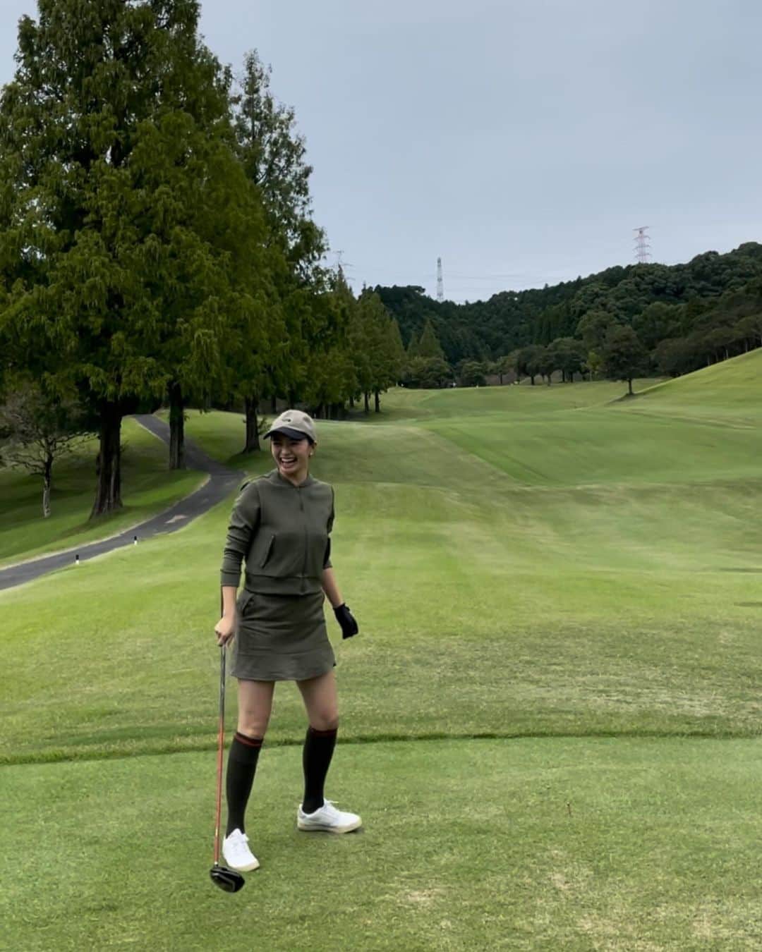 中谷萌さんのインスタグラム写真 - (中谷萌Instagram)「原えりか選手みたいな スイングがしたいです。（程遠い）  なんかフニャフニャじゃないですか…？🙄  #今日の納会ゴルフの影響をうけて動画を見返してました #エンジョイゴルフでやってましたが #さすがに100切りたくなってきた #ゴルフ女子 #フィニッシュ気にしすぎておかしくなってる #竜馬先輩の盛り上げと #宮脇アナの合いの手 #助かりますありがとうございます😭」11月21日 20時00分 - n_moepi_fbs
