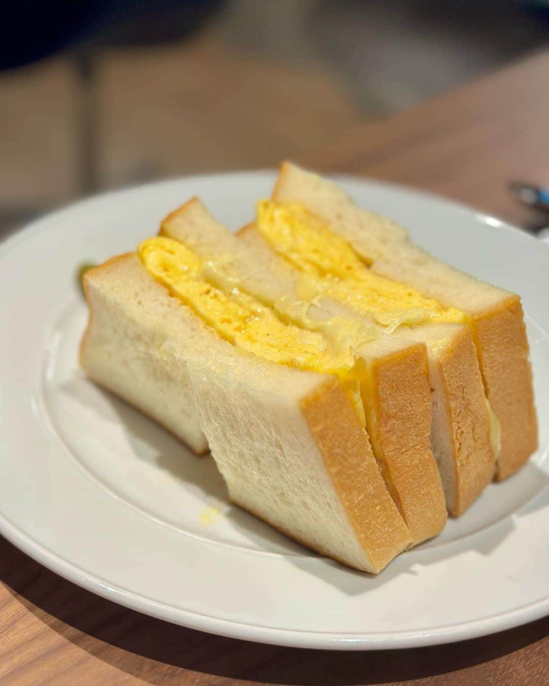 白井佑奈さんのインスタグラム写真 - (白井佑奈Instagram)「🍞  美味しいたまごサンドが食べたくて「セントル ザ ベーカリー」に行ってきたよ🥰    ここは焼きたて食パンを使った究極のサンドイッチが食べられるの✨       *☼*―――――*☼*―――――*☼*    注文したもの ＊チーズオムレツサンドイッチ  ＊とんかつサンドイッチ   *☼*―――――*☼*―――――*☼*    ラクレットチーズの挟まったチーズオムレツサンドイッチ❤️  ふわふわの食パンにとろとろチーズとフワフワなオムレツが挟まっていて、めちゃくちゃ美味しい😍      とんかつサンドイッチはカリッと焼いた食パンに分厚いとんかつが挟まってて、ボリュームのあるサンドイッチだった〜✨      これまで食べてきた食パンの中で1番好きかも💗   ここの食パンはテイクアウトもできるよ🫶   ＊＊＊＊＊＊＊＊＊＊  お仕事依頼はDMへ💌💭 ＊＊＊＊＊＊＊＊＊＊    プロフィールリンクはこちら👉 @yuna_smile0130     #食パン#高級食パン#銀座グルメ#銀座#銀座食パン#銀座ランチ#銀座ディナー#銀座カフェ#セントルザベーカリー#セントルザベーカリー銀座#銀座デート#食パン専門店#サンドイッチ#銀座サンドイッチ#たまごサンド#卵サンド#ふわふわたまごサンド#とんかつサンドイッチ#とんかつサンド#牛カツサンド#カツサンド#とんかつサンドイッチ」11月21日 20時01分 - yuna_smile0130