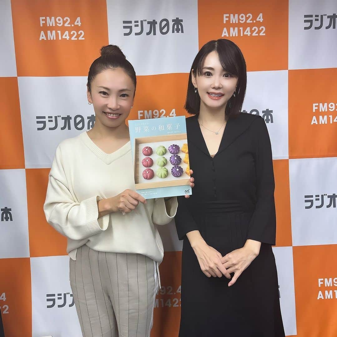 勝木友香のインスタグラム：「今朝、 ラジオ日本「SWEET!!」 にお邪魔してきましたー。  朝早い番組でしたが、 radikoで聴いてくださった方もいたようで、 ありがとうございました😊  パーソナリティー #吉村民　さんと🎵  著書の「おうちで作れる　野菜の和菓子」も びっくりするほどちゃんと 見てくださってたようで… 本に付箋が貼られててて 嬉しかったです♡  私がスタジオ入った時には、 尺八🪈を吹かれてて なんと雅な朝ですこと😊  とても楽しい生放送でした！ ありがとうございました🎵  #ラジオ　#radio  #収録の裏側　#収録　#番組の裏側  #ラジオ好き　#ラジオの裏側」