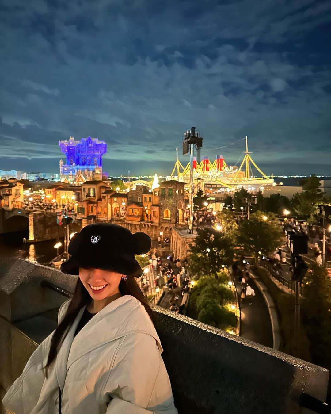 鈴木詩織のインスタグラム：「先日のディズニーシー✨  ビリーヴを観ることを目的に行ったのでパークインは15時ごろから🫡 ちょこちょこ食べてまったり過ごせました🫶🏻  夫もショーが好きなのでふたりで観に来れてよかった〜🤍✨ ビリーヴ2回目だけど毎回感動🥹MISIAさんの曲もDLしてリピートして聴いてます♪  防寒対策ばっちりで行きたかったから、meriのダウンにコラボしたチュニックを着ていったよん🖤  #disneysea#diney#ディズニーシー」