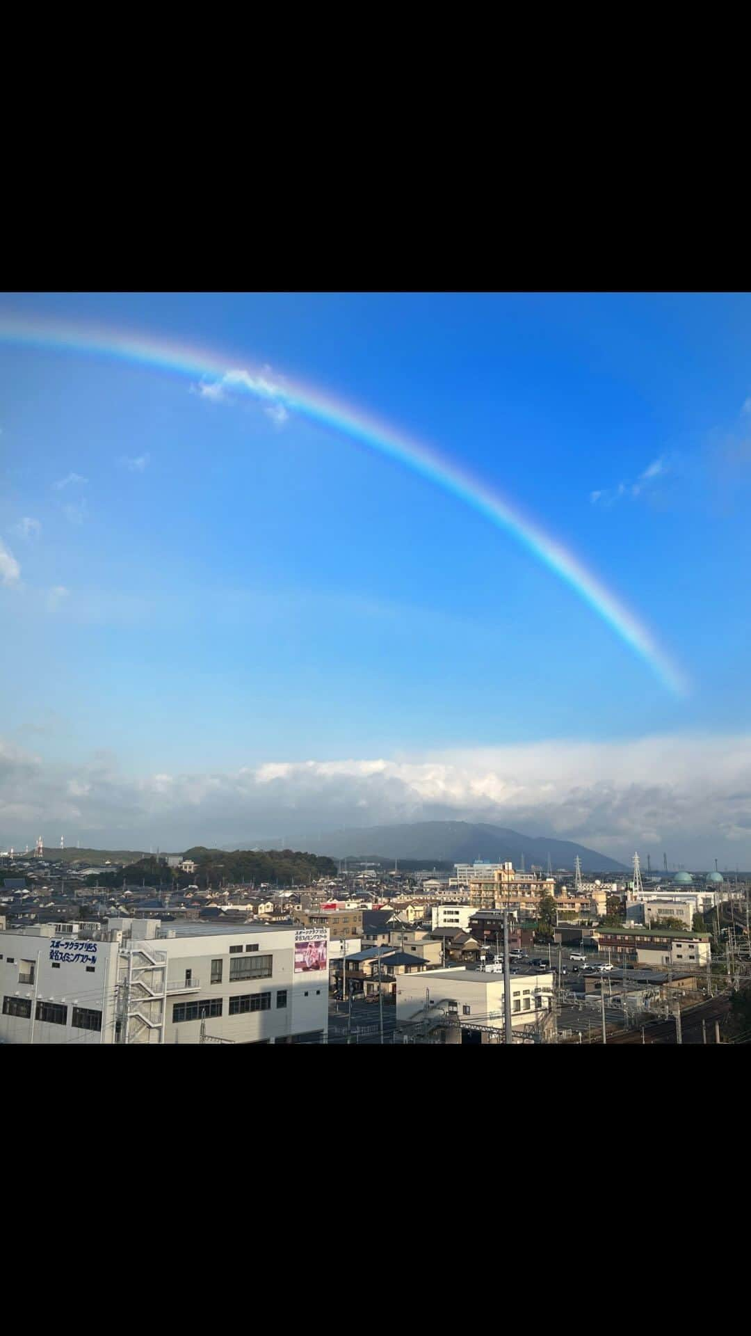 南里沙のインスタグラム：「昨日は三重県桑名での一日。朝、ホテルの窓からは大きな虹が🌈何かいいことがありそう☺️  #三重 #桑名 #虹 #にじ #クロマチックハーモニカ #南里沙」