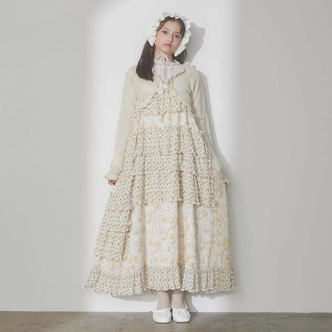 merry jennyのインスタグラム：「【pre orde10%off・point×20】 ㅤㅤㅤㅤㅤㅤㅤㅤㅤㅤㅤㅤㅤ 11/17(fr/) 12:00 〜 11/21(tue) 23:59 official web store RUNWAY channel にて pre order 10%OFFを開催中‼︎ さらに！point up×20・送料無料！  topのURLから⇨  @merryjenny_instagram  ぜひcheckして下さいね！  〇 イレギュラーキャミワンピース col : o.white / black / mix ¥15,400 (tax in)  〇 デニムribbonぺプラムキャミワンピース col : o.white / indigo ¥13,200 (tax in)  #merryjenny #メリージェニー  #2024ss #spring #urara #ガーリーコーデ #春コーデ  #キャミワンピ #ワンピースコーデ」