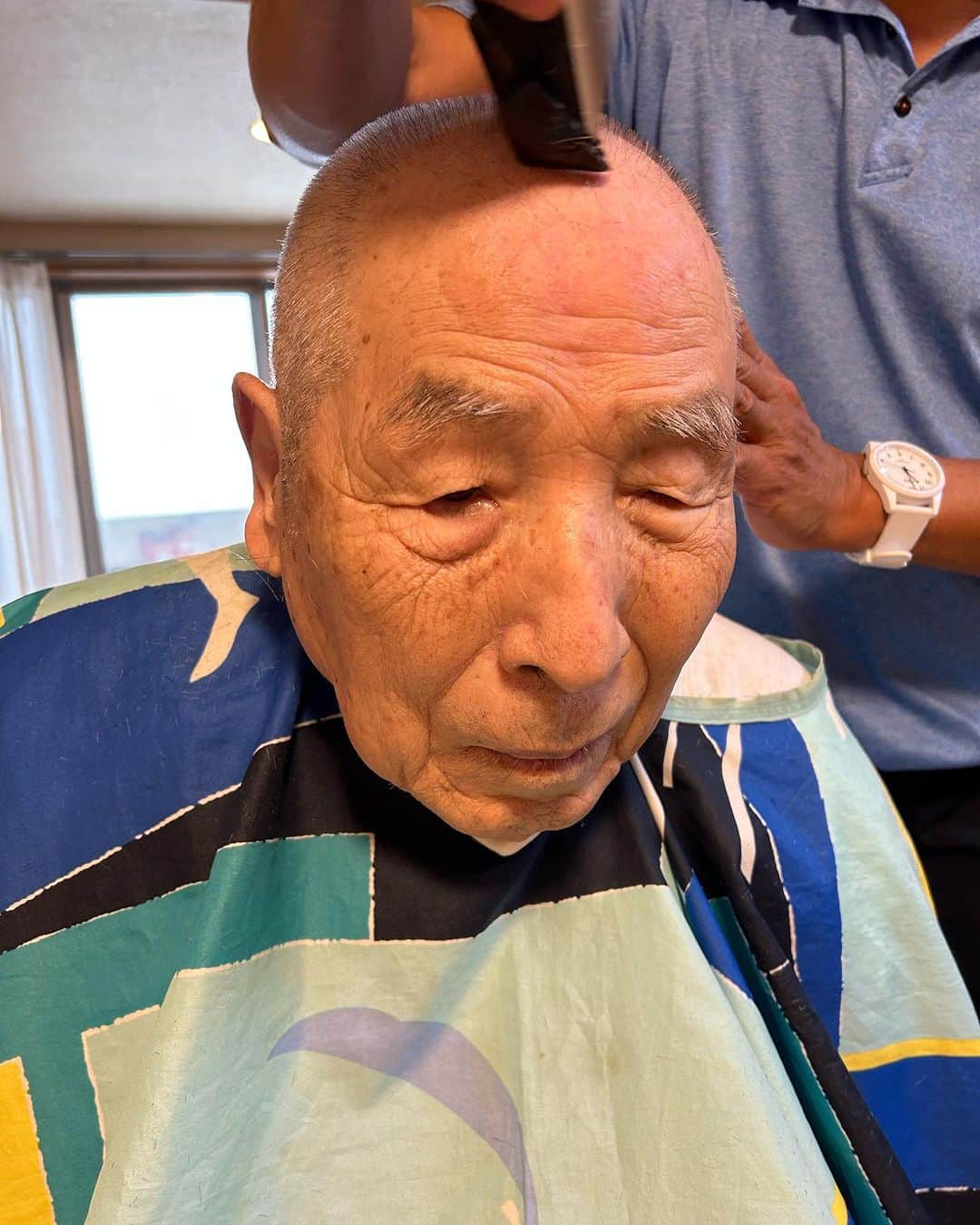 KAORUのインスタグラム：「#両親  #訪問床屋 さん  さっぱりしたね、お父さん😉 ママちゃんはこれから💈  #介護生活」