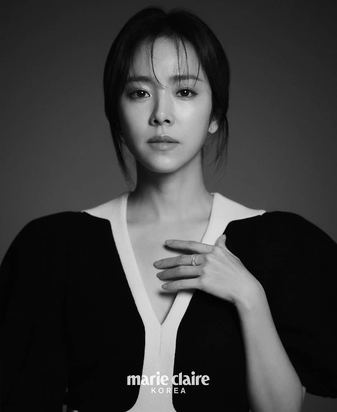 ハン・ジミンのインスタグラム：「. 𝗕𝗛𝗘𝗻𝘁𝗲𝗿𝘁𝗮𝗶𝗻𝗺𝗲𝗻𝘁 𝗶𝗻 𝗠𝗮𝗿𝗶𝗲 𝗖𝗹𝗮𝗶𝗿𝗲 𝗞𝗼𝗿𝗲𝗮 𝗗𝗲𝗰𝗲𝗺𝗯𝗲𝗿 𝗜𝘀𝘀𝘂𝗲 𝘄𝗶𝘁𝗵 𝗨𝗡𝗜𝗖𝗘𝗙🖤  모두 같은 마음으로 함께 할 수 있음에 감사하고, 더욱 뜻깊고, 그래서 따뜻했습니다.🙏🏻 Thanks to  @unicef_kr, @marieclairekorea, @bhent_official」