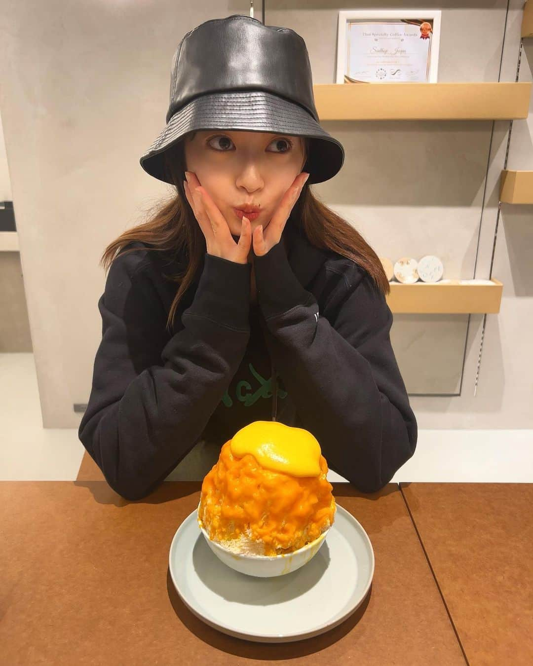 中城あすかさんのインスタグラム写真 - (中城あすかInstagram)「夏が終わって今年初のかき氷🍧  今年の夏にかき氷を食べたくて暑い中、自転車で大移動して3軒まわったのに全部臨時休業で行けなかった日を思い出す🤭  期間限定のかぼちゃのかき氷が今週までと聞いて急いで🎃  最近、かぼちゃや栗や芋が好き！  #かき氷 #かぼちゃのかき氷 #原宿 #明治神宮前 #東京 #東京グルメ #かき氷東京 #tokyo #harajuku」11月21日 11時07分 - asukanakajo